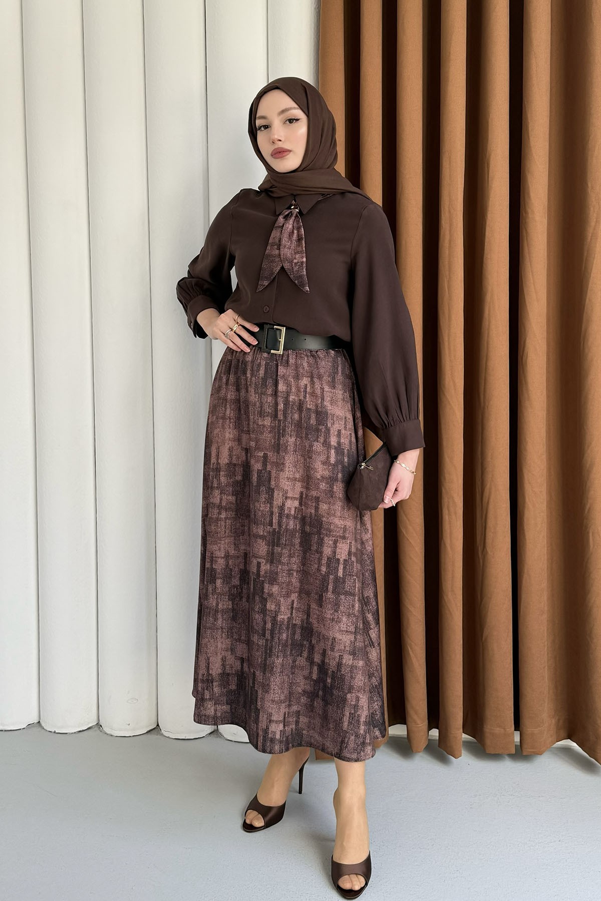 Etek Desenli Fular Yaka Tesettür Takım-KAHVERENGİ