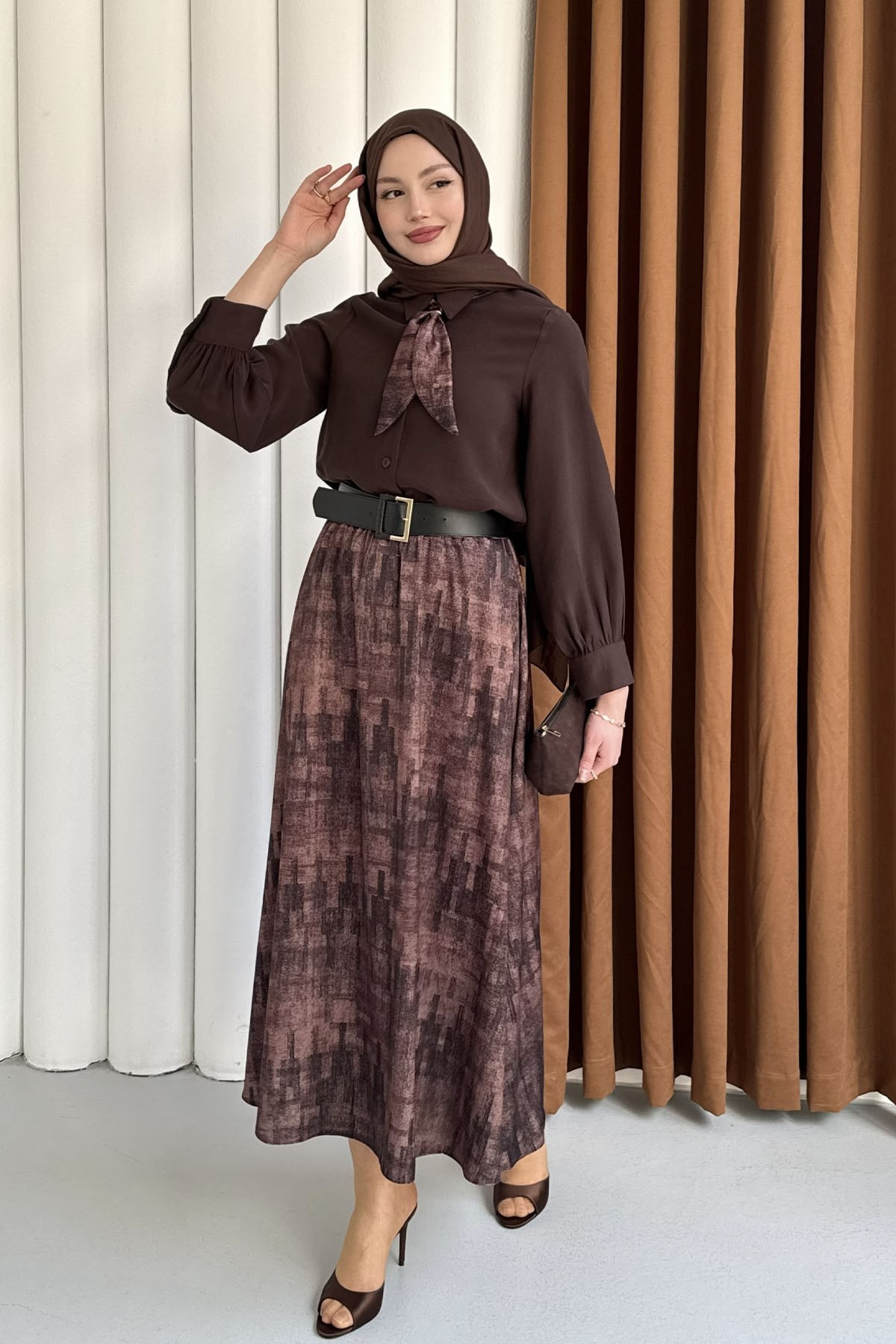 Etek Desenli Fular Yaka Tesettür Takım-KAHVERENGİ