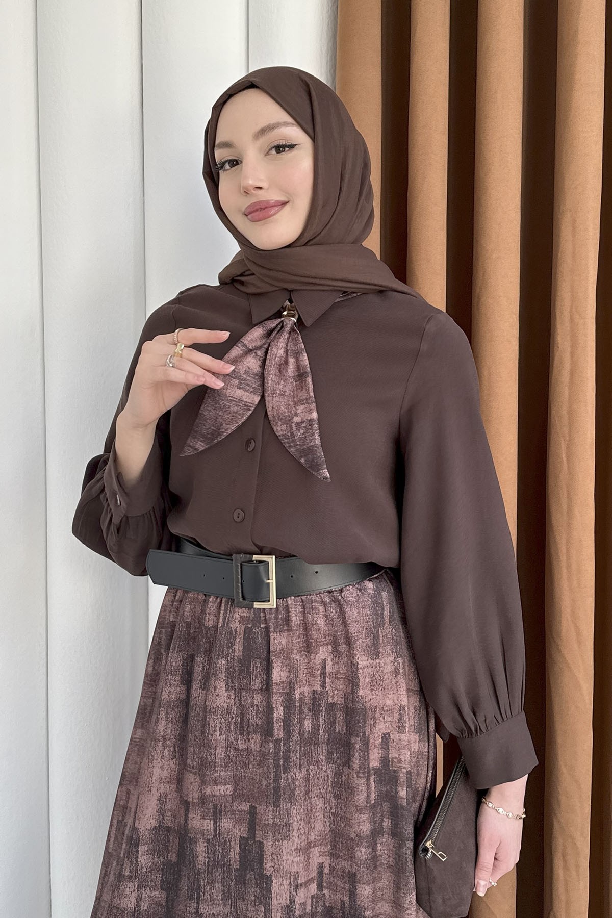 Etek Desenli Fular Yaka Tesettür Takım-KAHVERENGİ