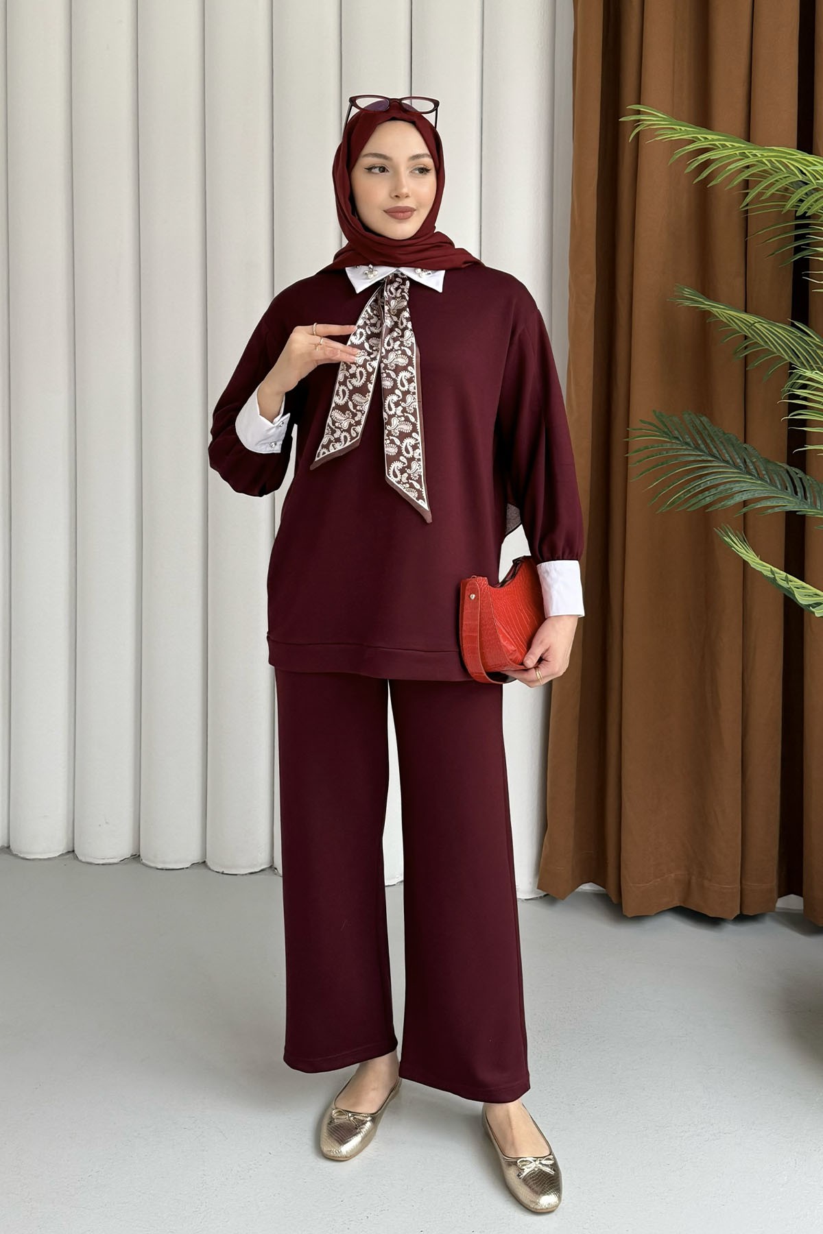 Fular Detaylı Taşlı Pantolonlu Tesettür Takım-BORDO