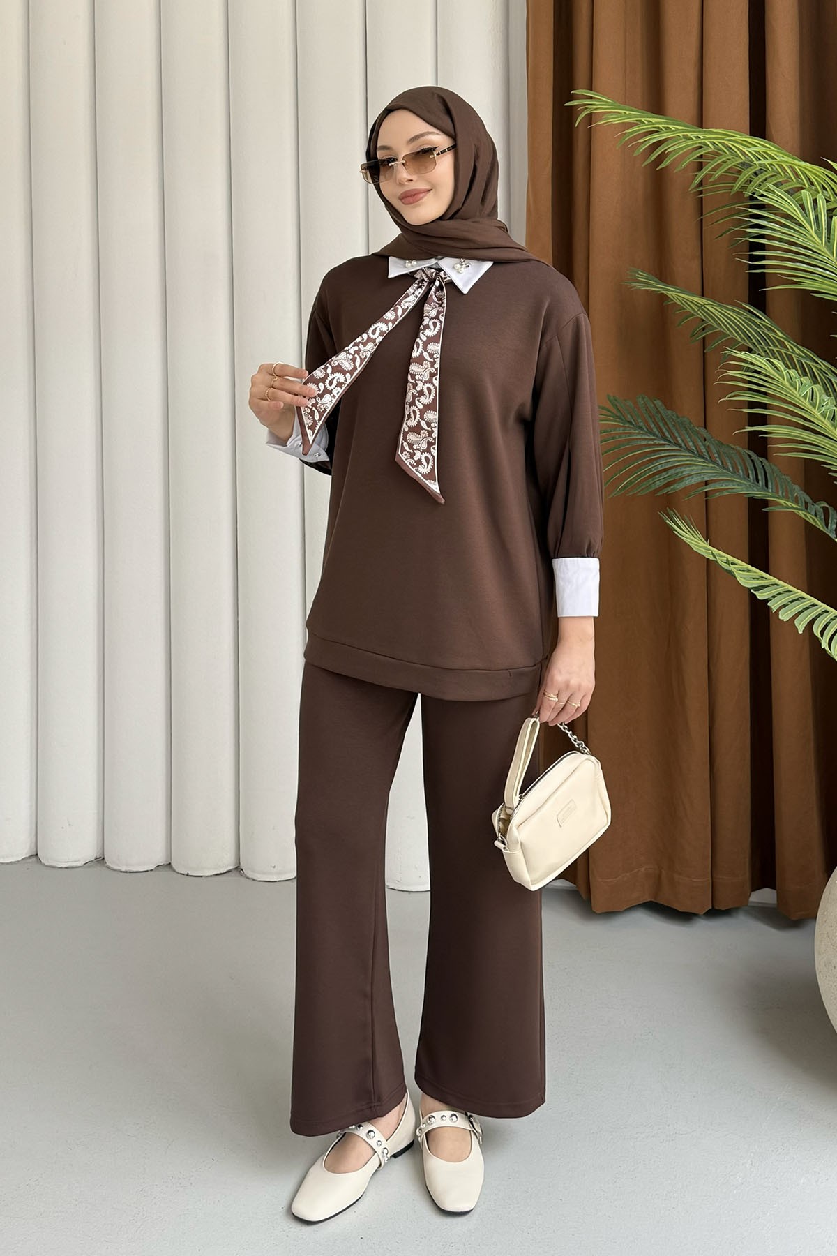 Fular Detaylı Taşlı Pantolonlu Tesettür Takım-KAHVERENGİ