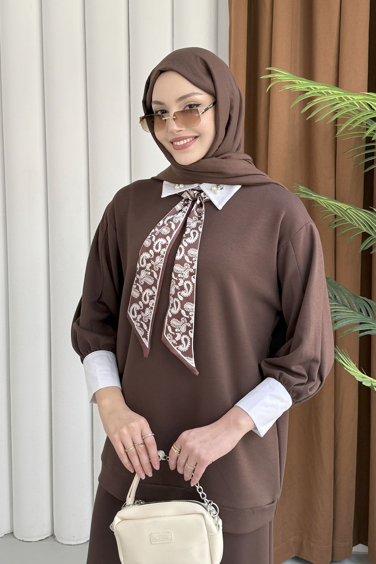 Fular Detaylı Taşlı Pantolonlu Tesettür Takım-KAHVERENGİ