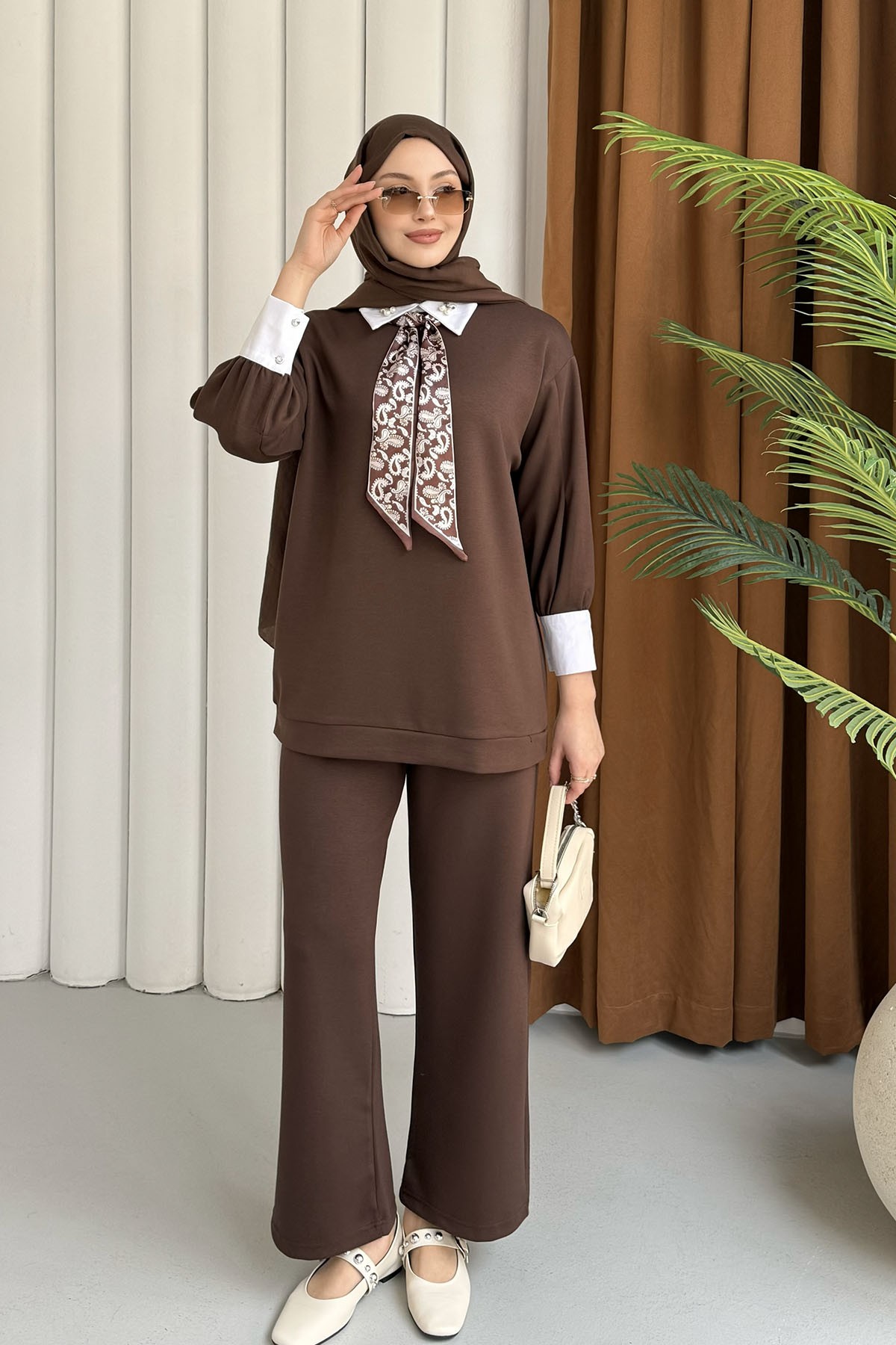 Fular Detaylı Taşlı Pantolonlu Tesettür Takım-KAHVERENGİ