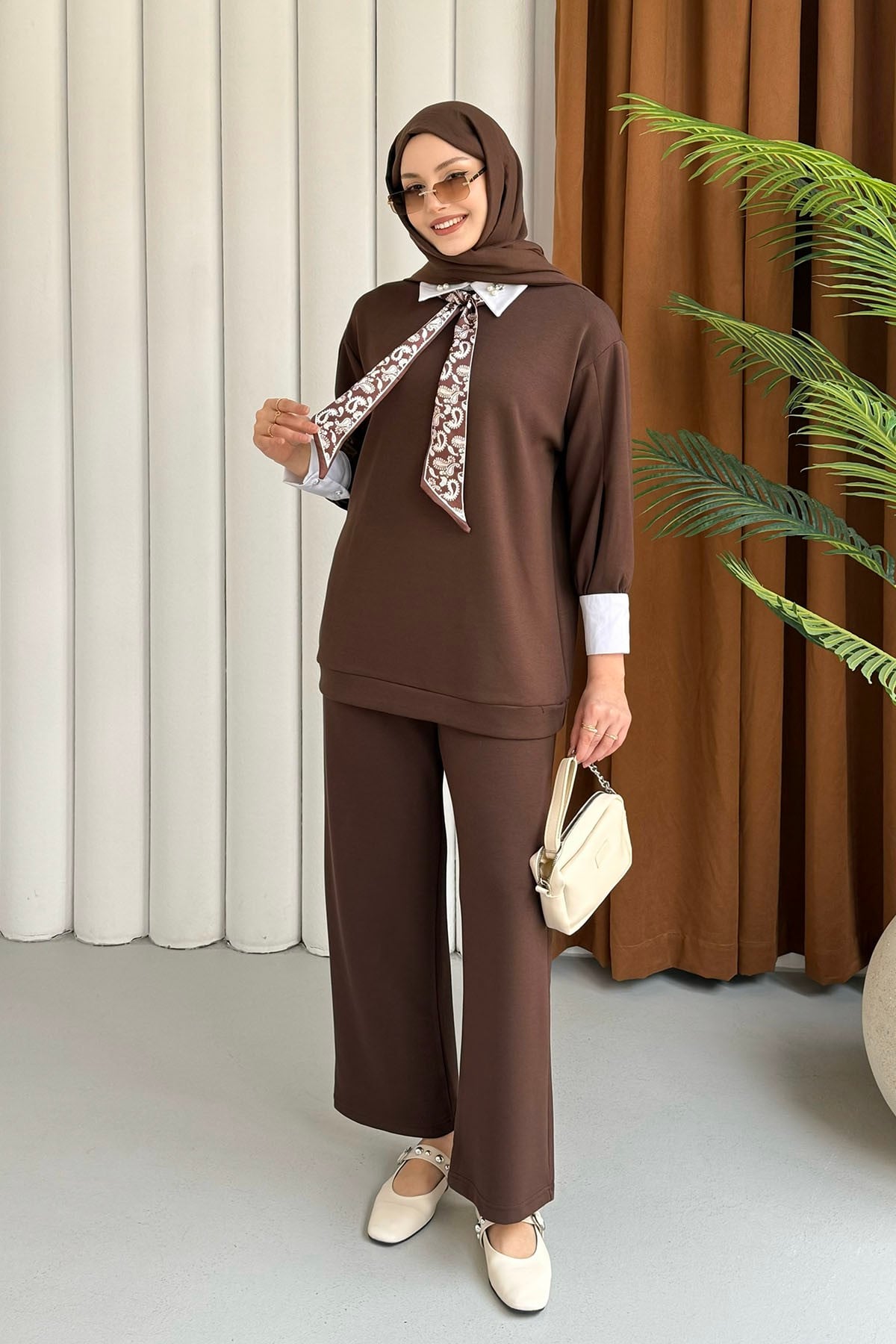 Fular Detaylı Taşlı Pantolonlu Tesettür Takım-KAHVERENGİ