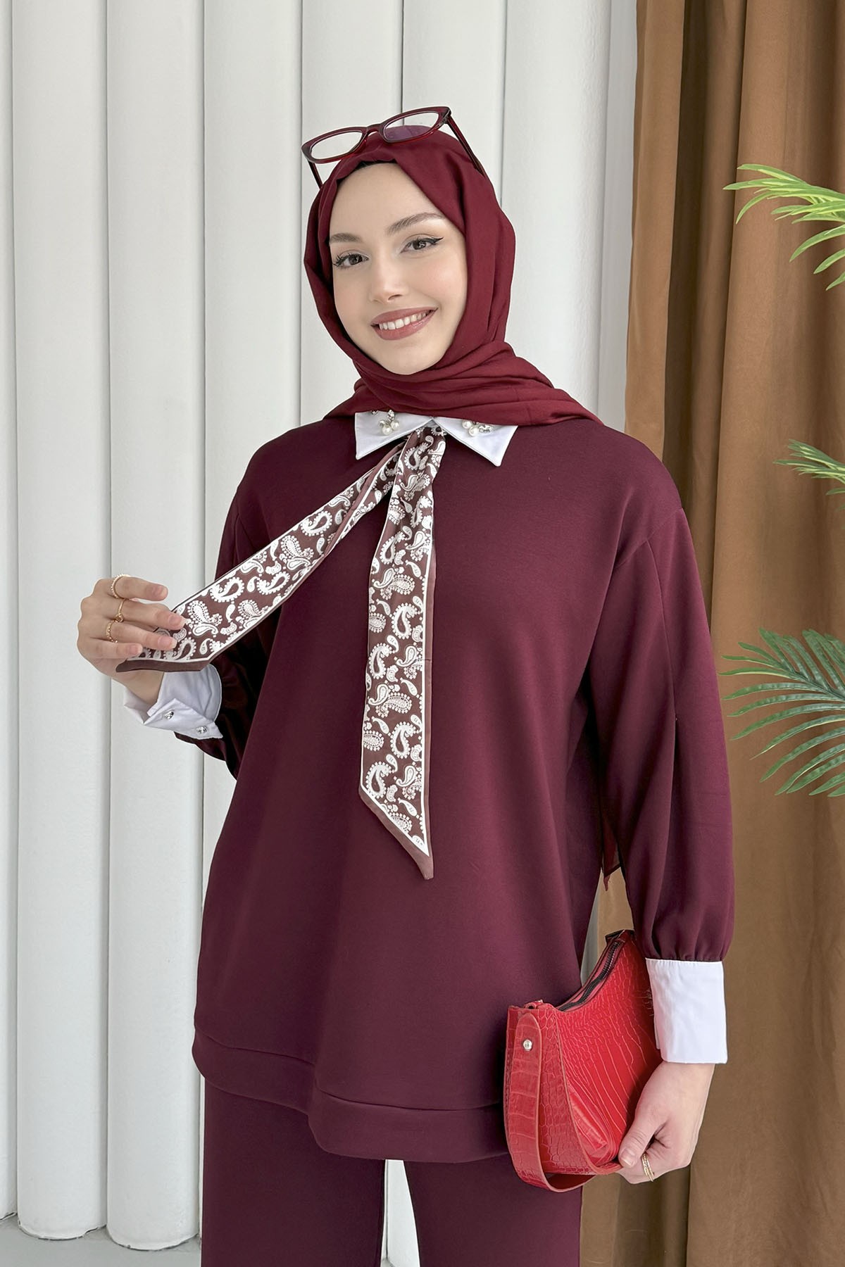 Fular Detaylı Taşlı Pantolonlu Tesettür Takım-BORDO