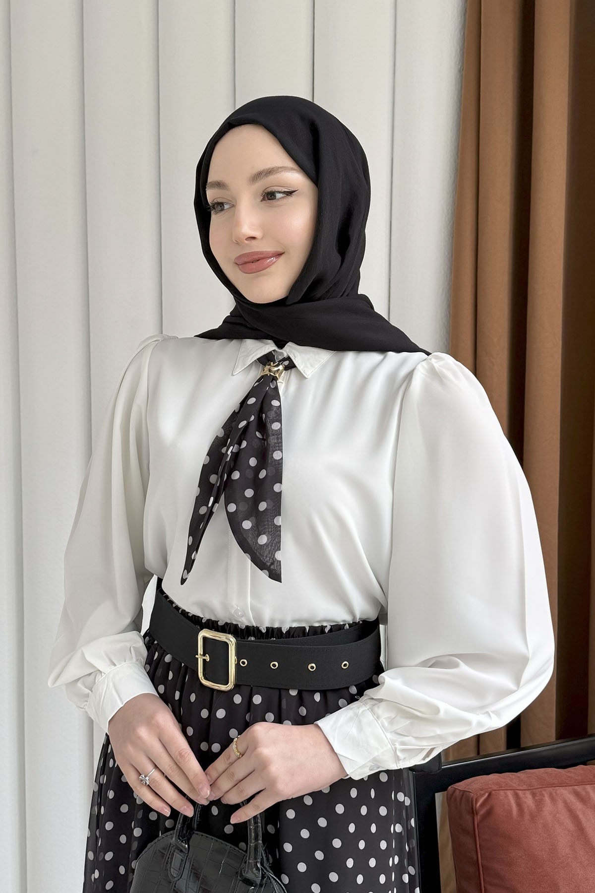 Fularlı Gömlek & Puantiye Etekli Kemerli Tesettür Takım-SİYAH