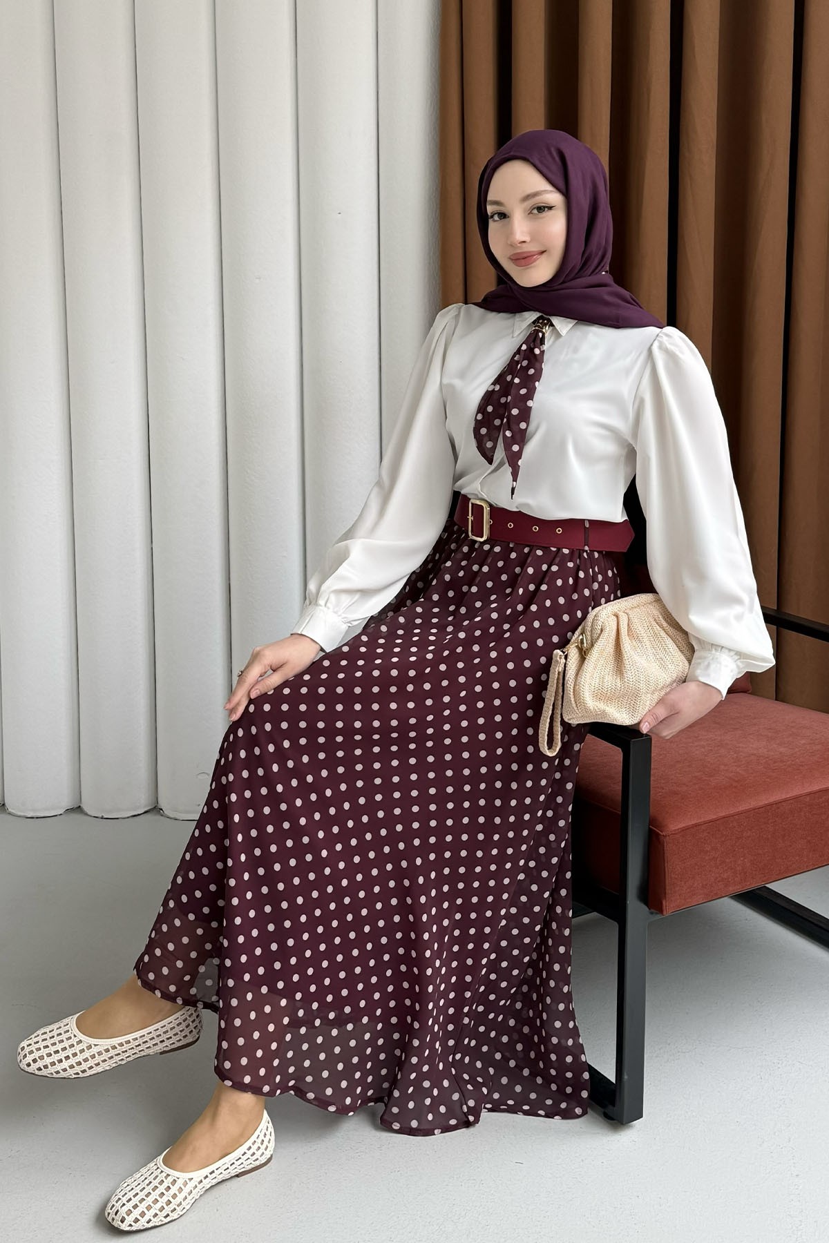 Fularlı Gömlek & Puantiye Etekli Kemerli Tesettür Takım-BORDO