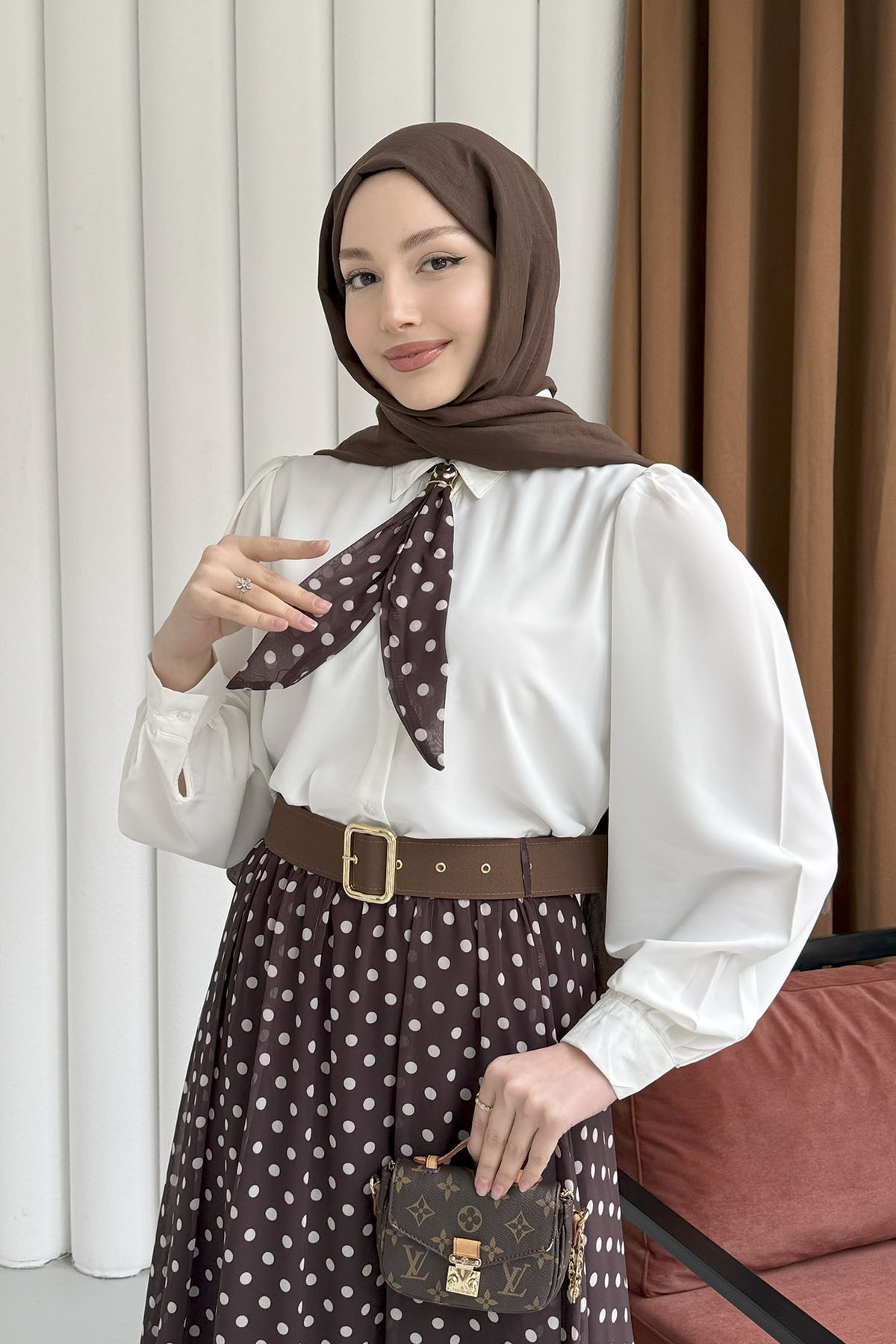 Fularlı Gömlek & Puantiye Etekli Kemerli Tesettür Takım-KAHVERENGİ