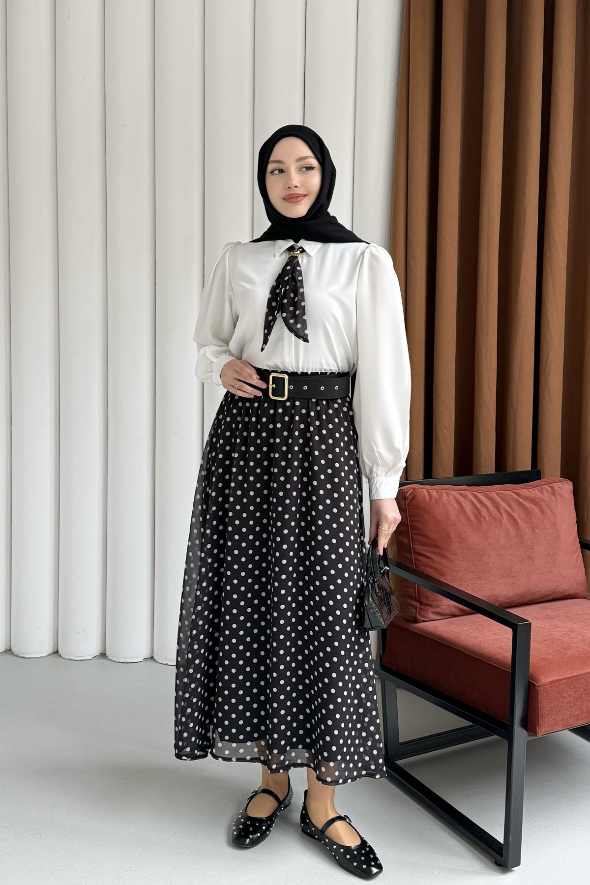 Fularlı Gömlek & Puantiye Etekli Kemerli Tesettür Takım-SİYAH