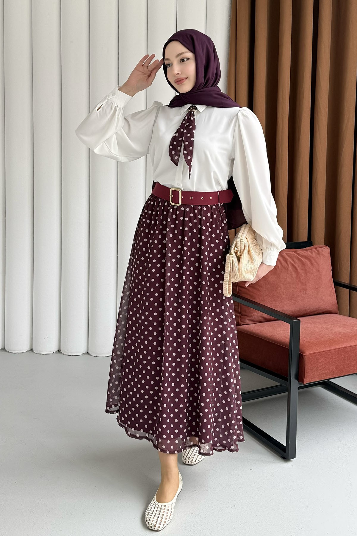 Fularlı Gömlek & Puantiye Etekli Kemerli Tesettür Takım-BORDO