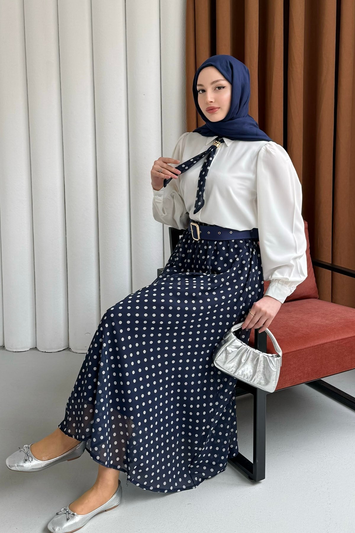 Fularlı Gömlek & Puantiye Etekli Kemerli Tesettür Takım-LACİVERT