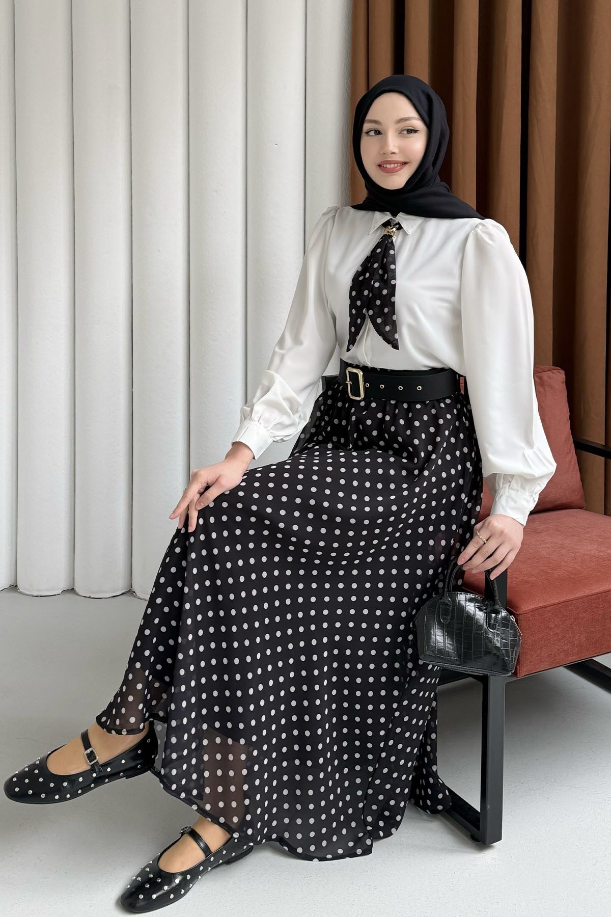 Fularlı Gömlek & Puantiye Etekli Kemerli Tesettür Takım-SİYAH