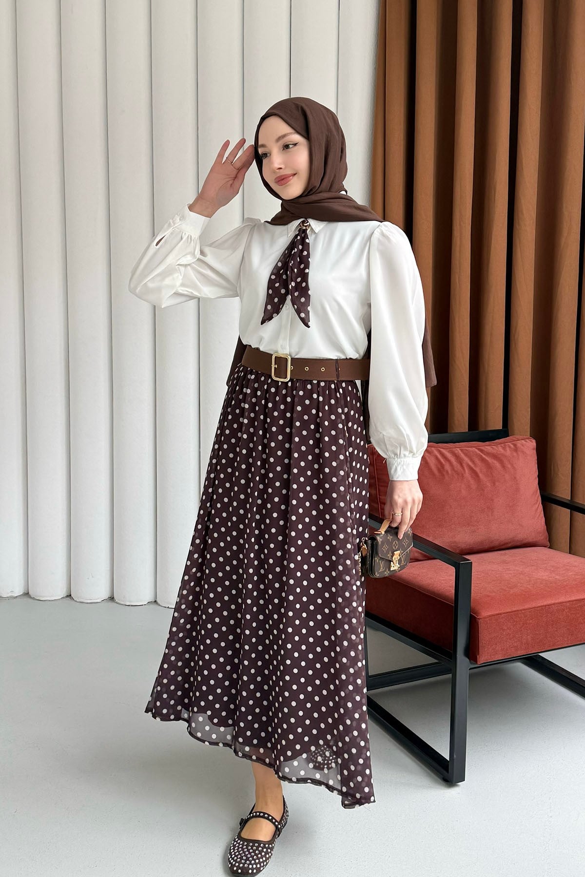 Fularlı Gömlek & Puantiye Etekli Kemerli Tesettür Takım-KAHVERENGİ