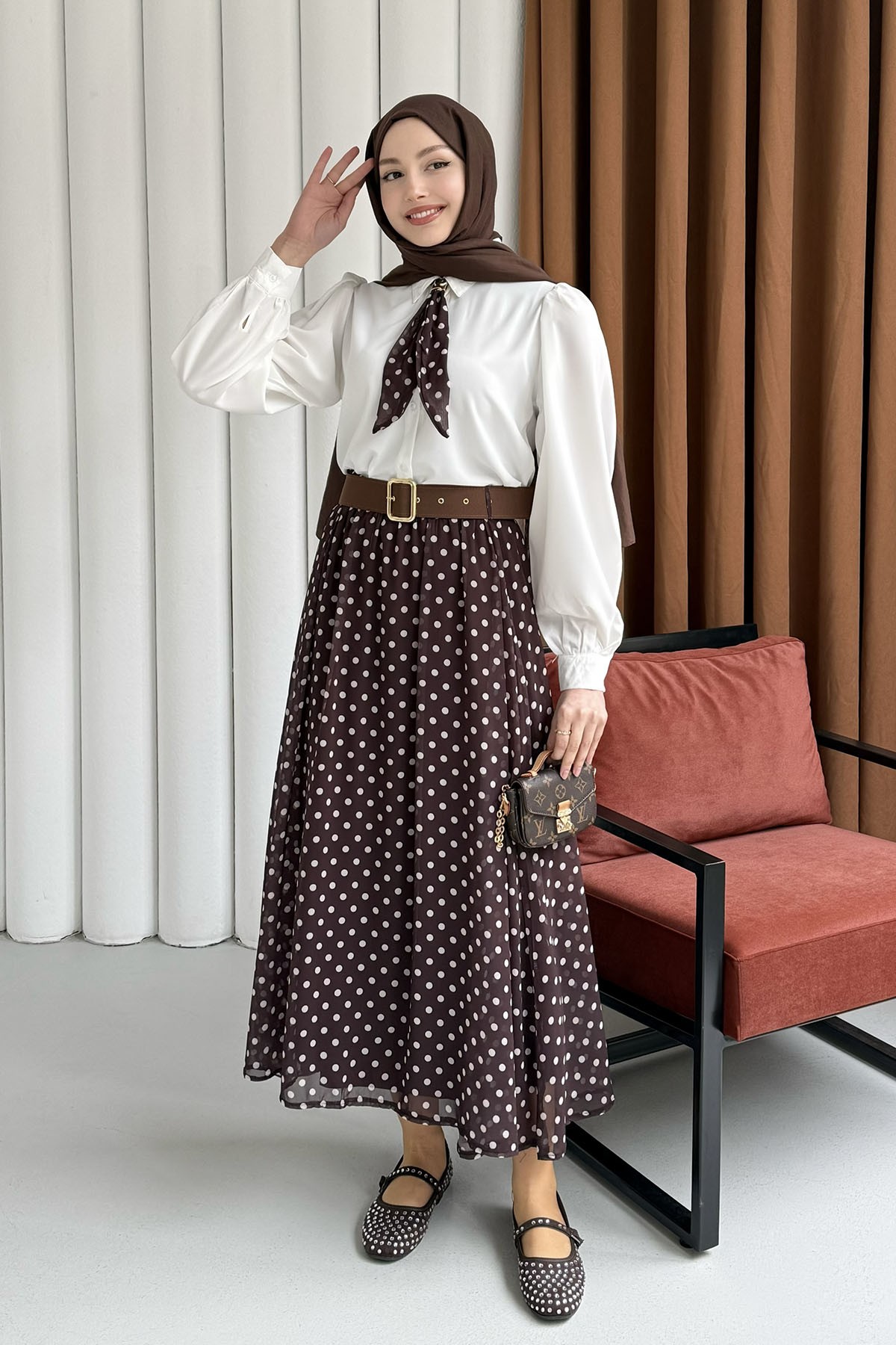 Fularlı Gömlek & Puantiye Etekli Kemerli Tesettür Takım-KAHVERENGİ