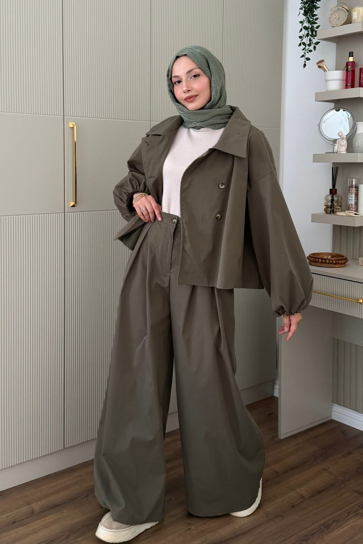 Gabardin Kısa Trençkotlu Bol Pileli Pantolonlu Tesettür Takım-HAKİ YEŞİL