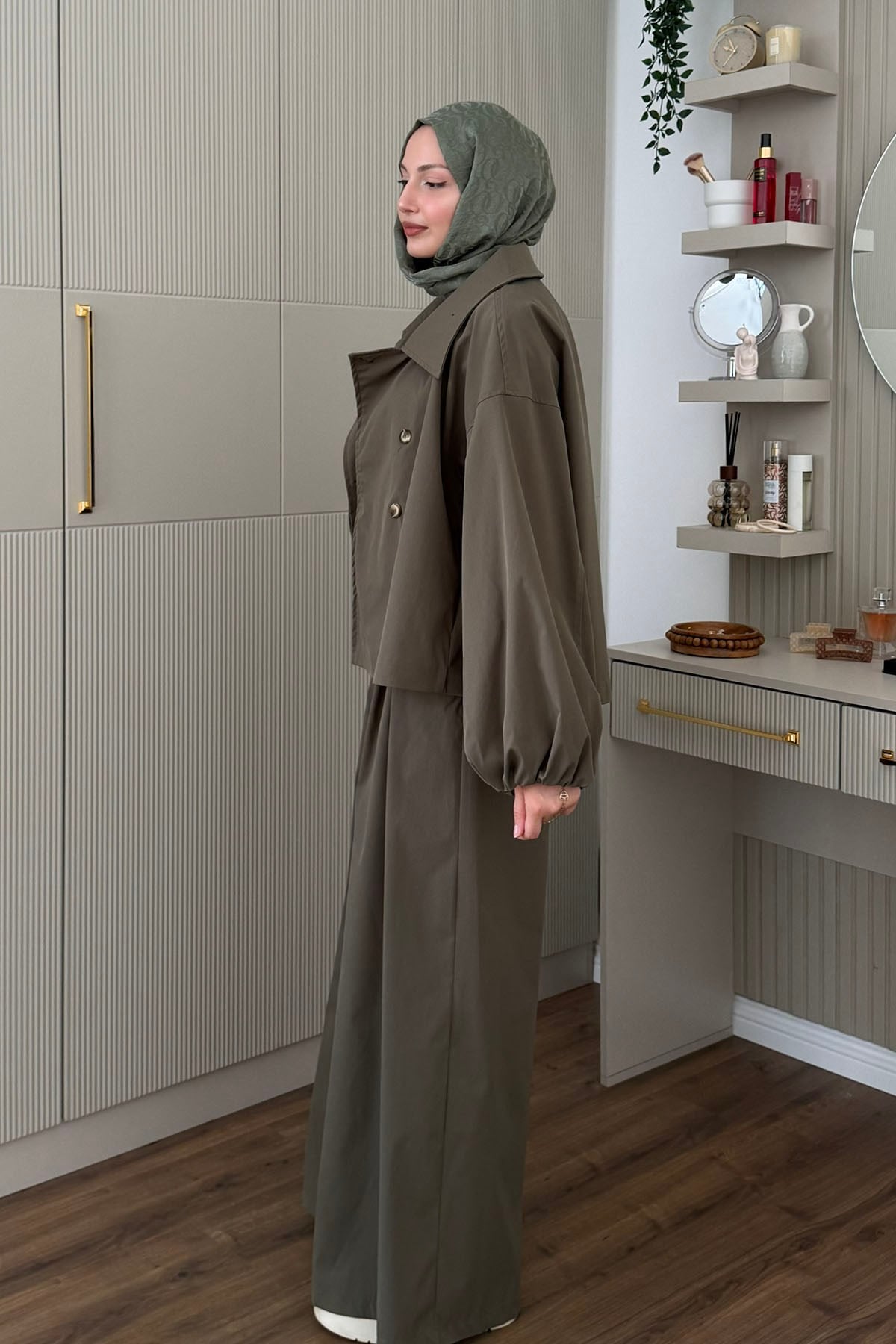 Gabardin Kısa Trençkotlu Bol Pileli Pantolonlu Tesettür Takım-HAKİ YEŞİL
