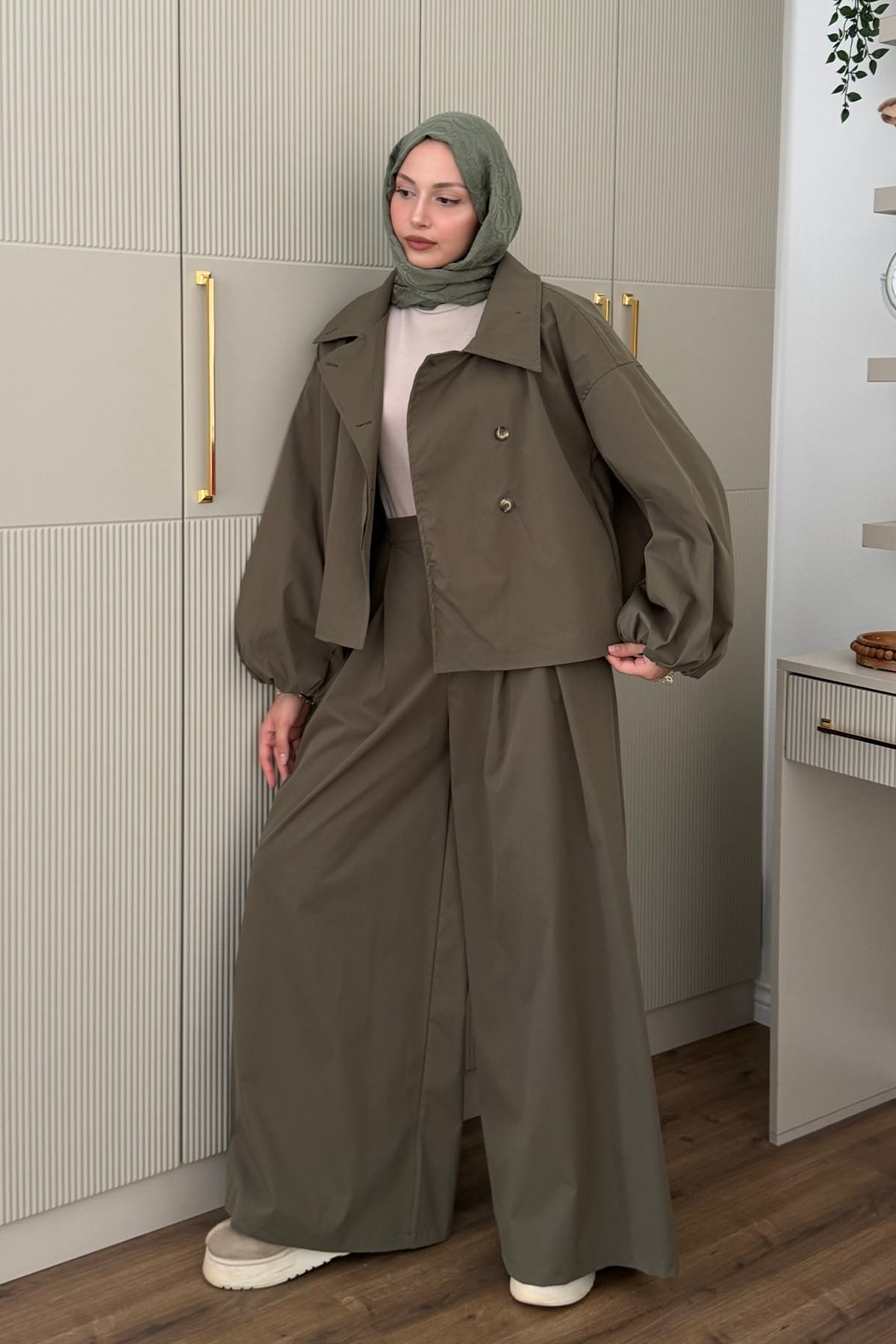 Gabardin Kısa Trençkotlu Bol Pileli Pantolonlu Tesettür Takım-HAKİ YEŞİL