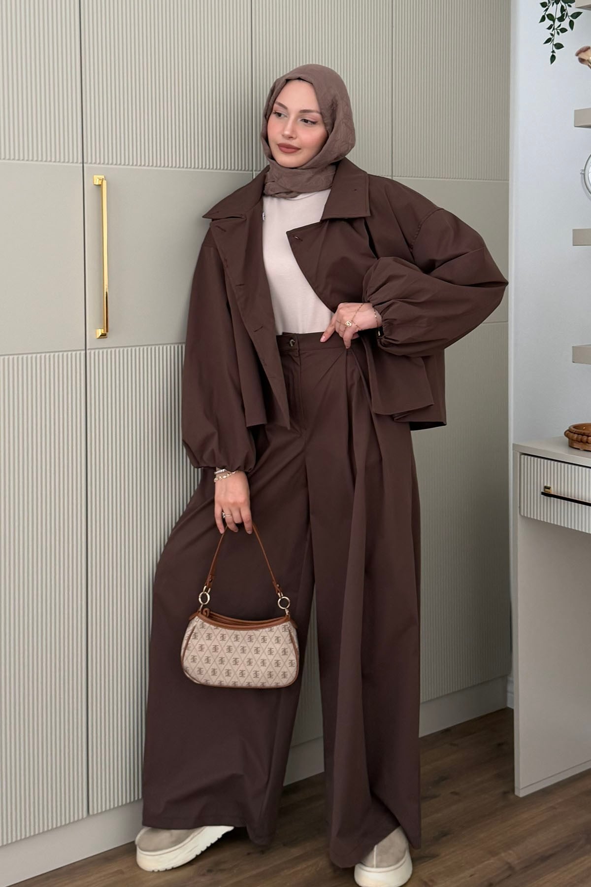 Gabardin Kısa Trençkotlu Bol Pileli Pantolonlu Tesettür Takım-KAHVERENGİ