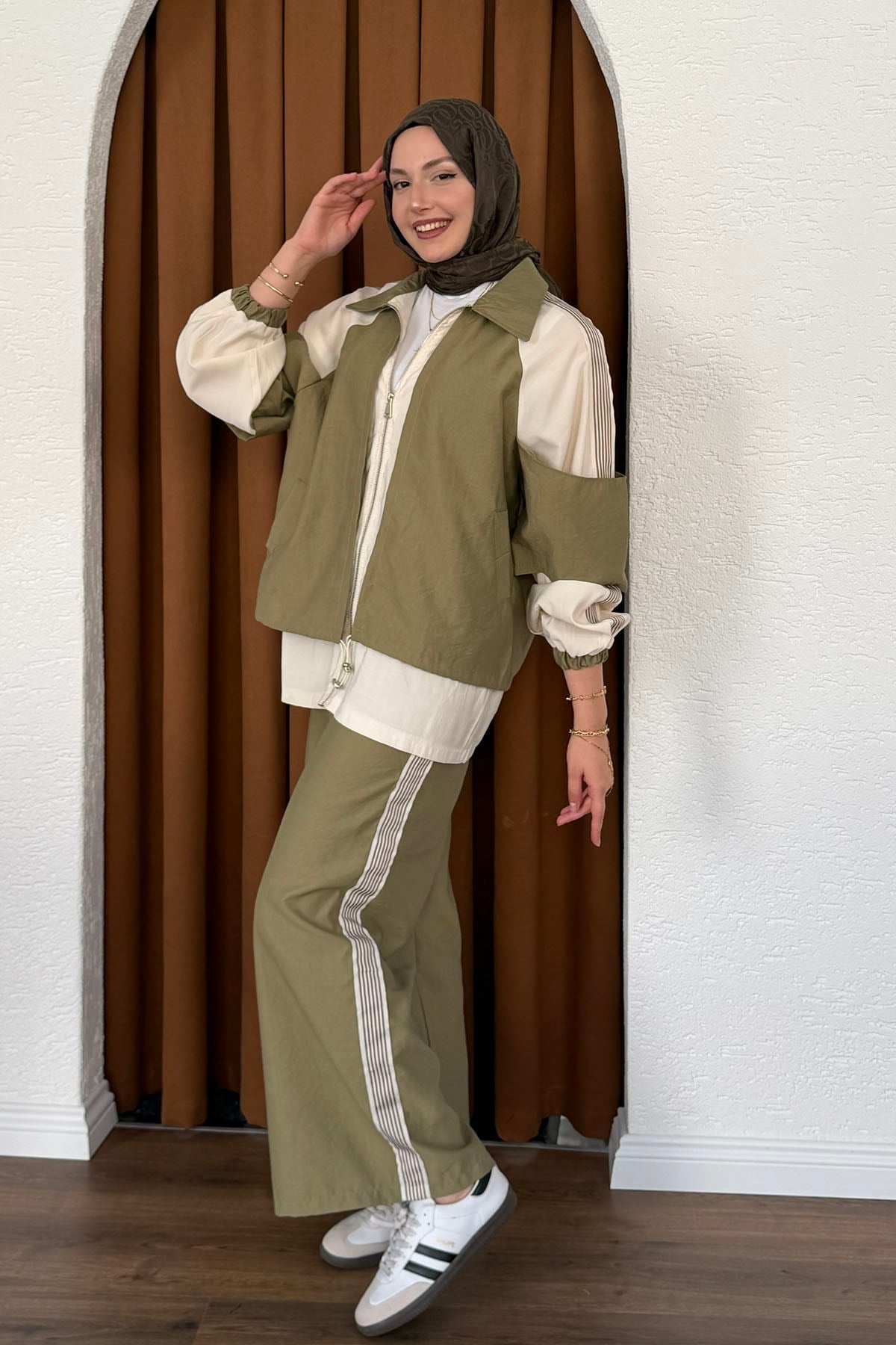 Garni Detaylı Fermuarlı Modern Tesettür Takım-ÇAĞLA YEŞİLİ