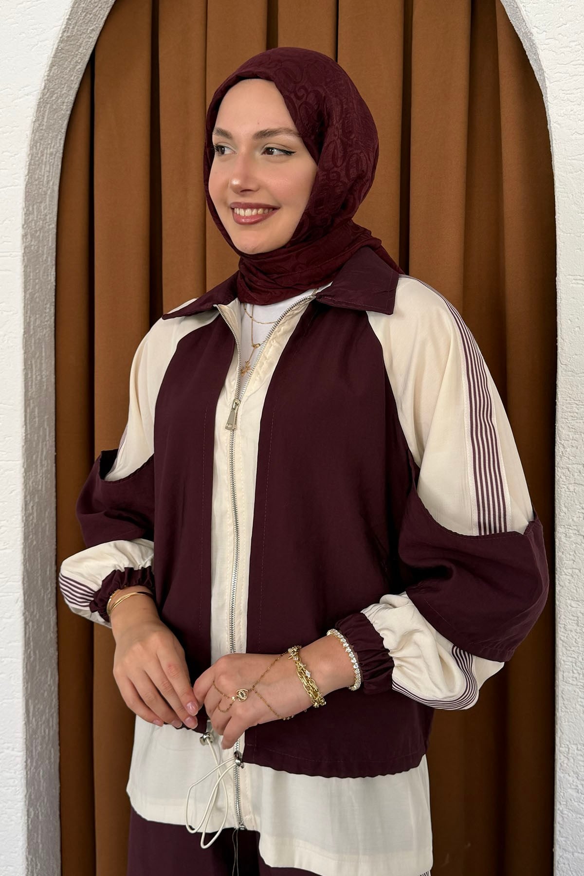 Garni Detaylı Fermuarlı Modern Tesettür Takım-BORDO