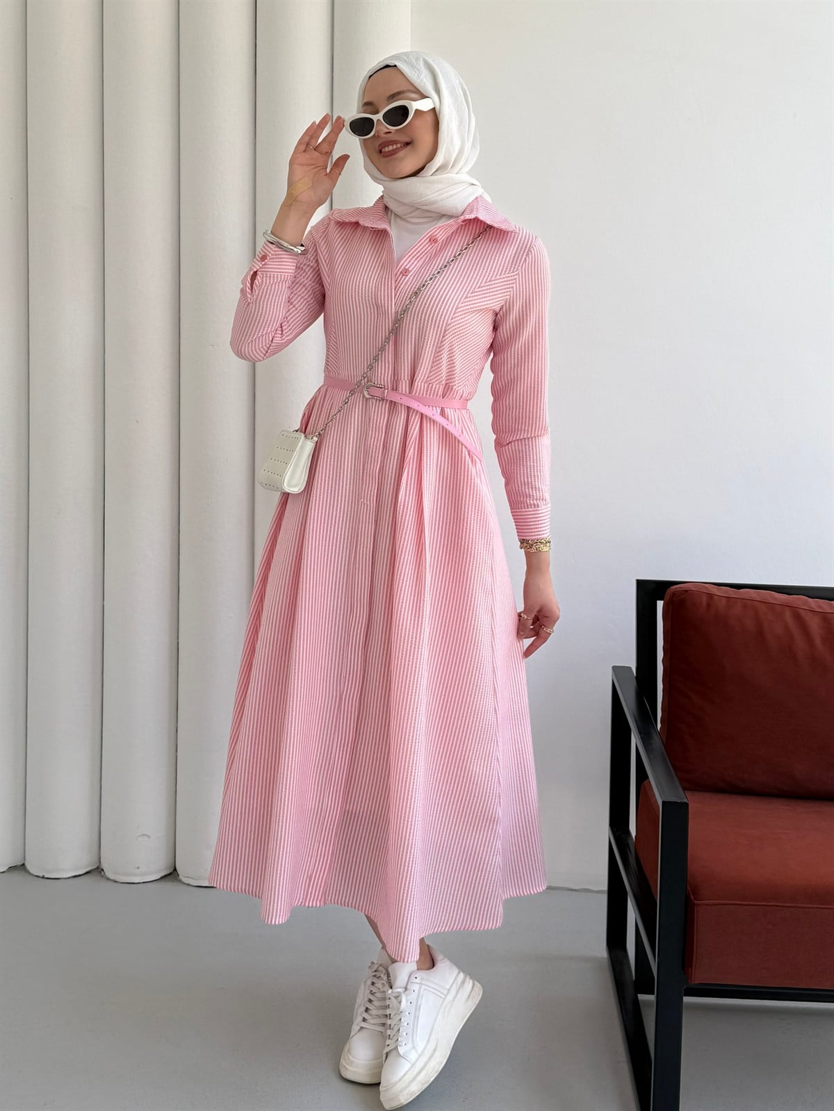 Gizli Düğme Detaylı Kemerli Çizgili Tesettür Elbise-PEMBE