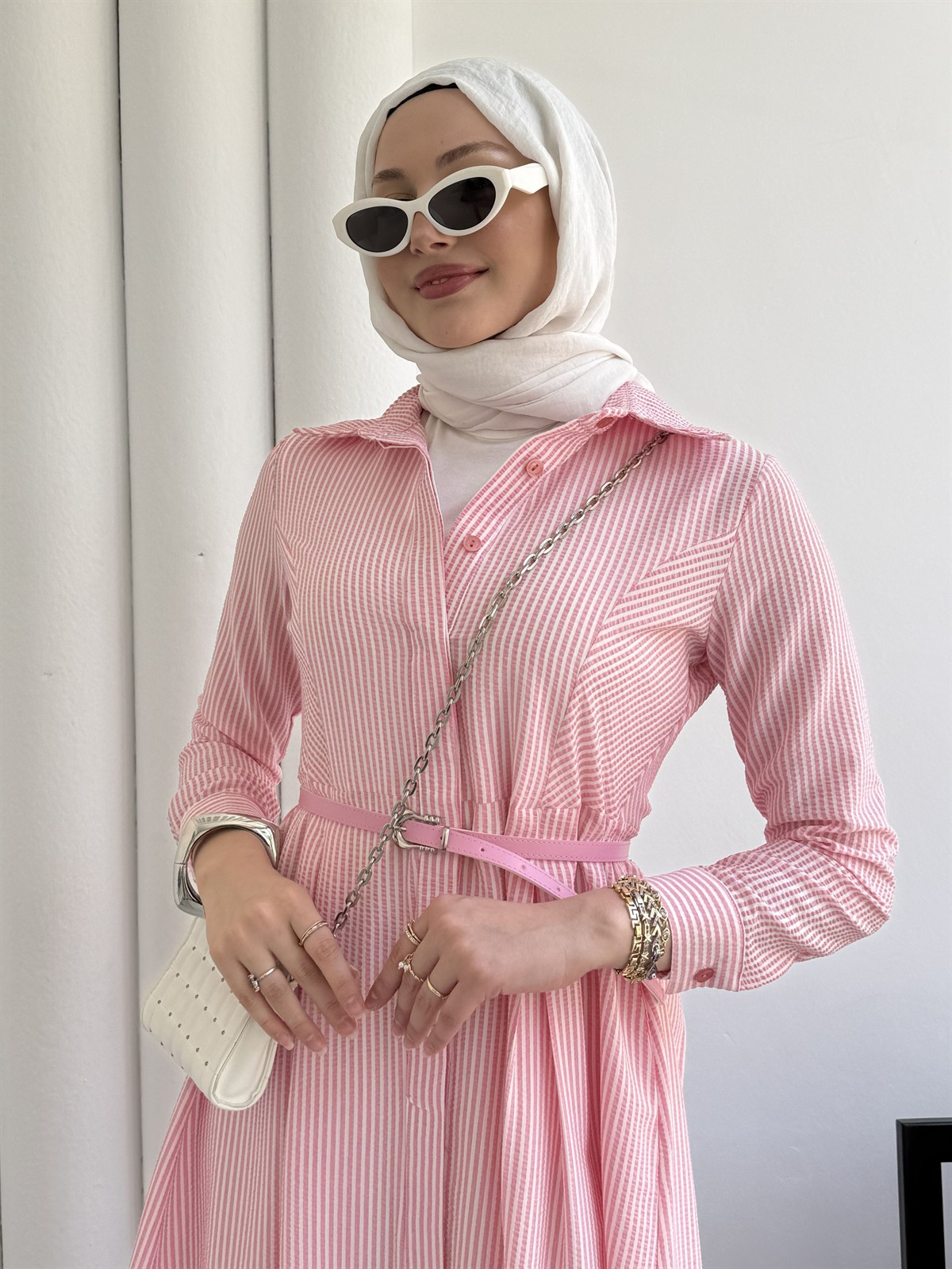 Gizli Düğme Detaylı Kemerli Çizgili Tesettür Elbise-PEMBE