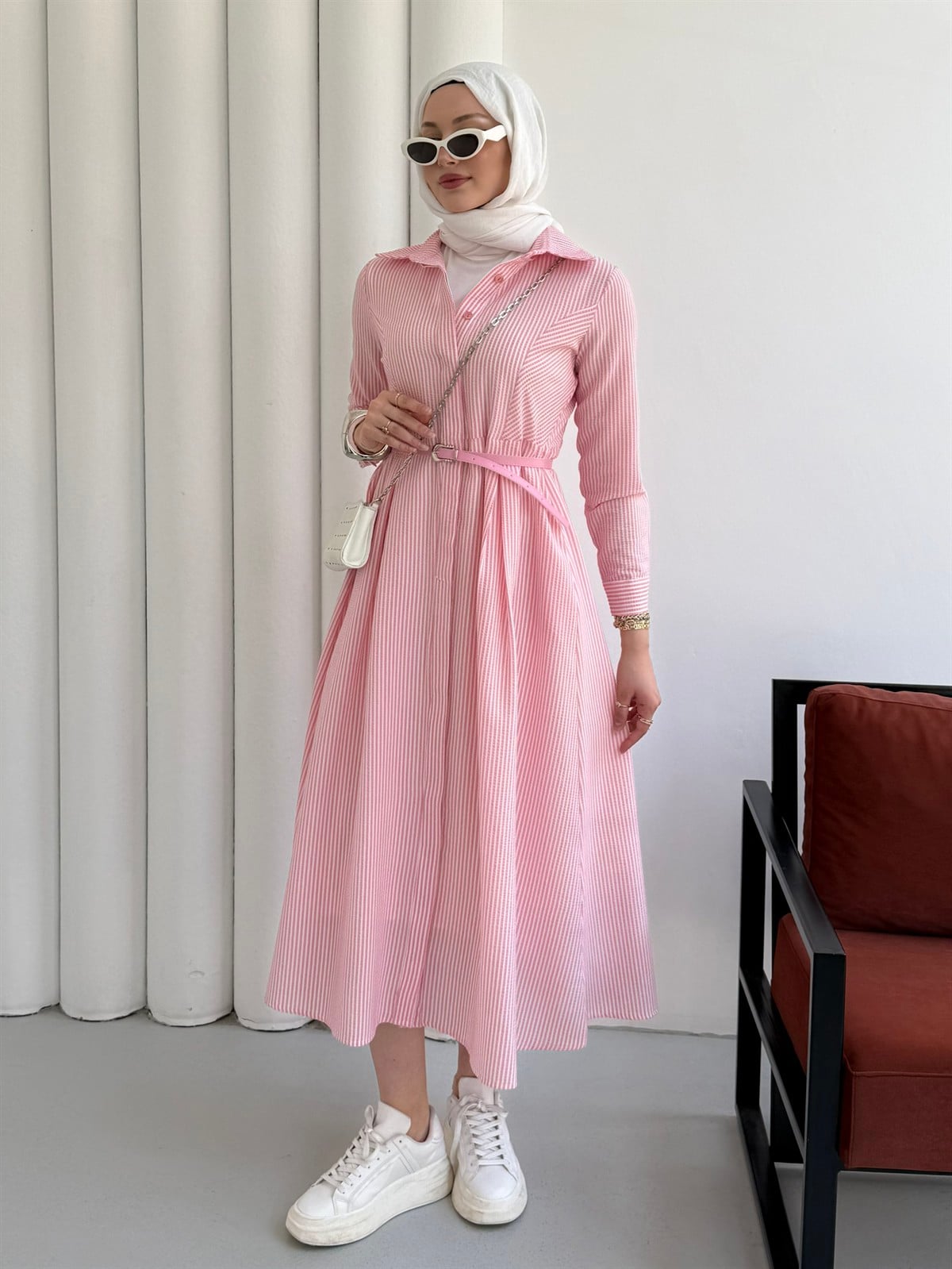 Gizli Düğme Detaylı Kemerli Çizgili Tesettür Elbise-PEMBE