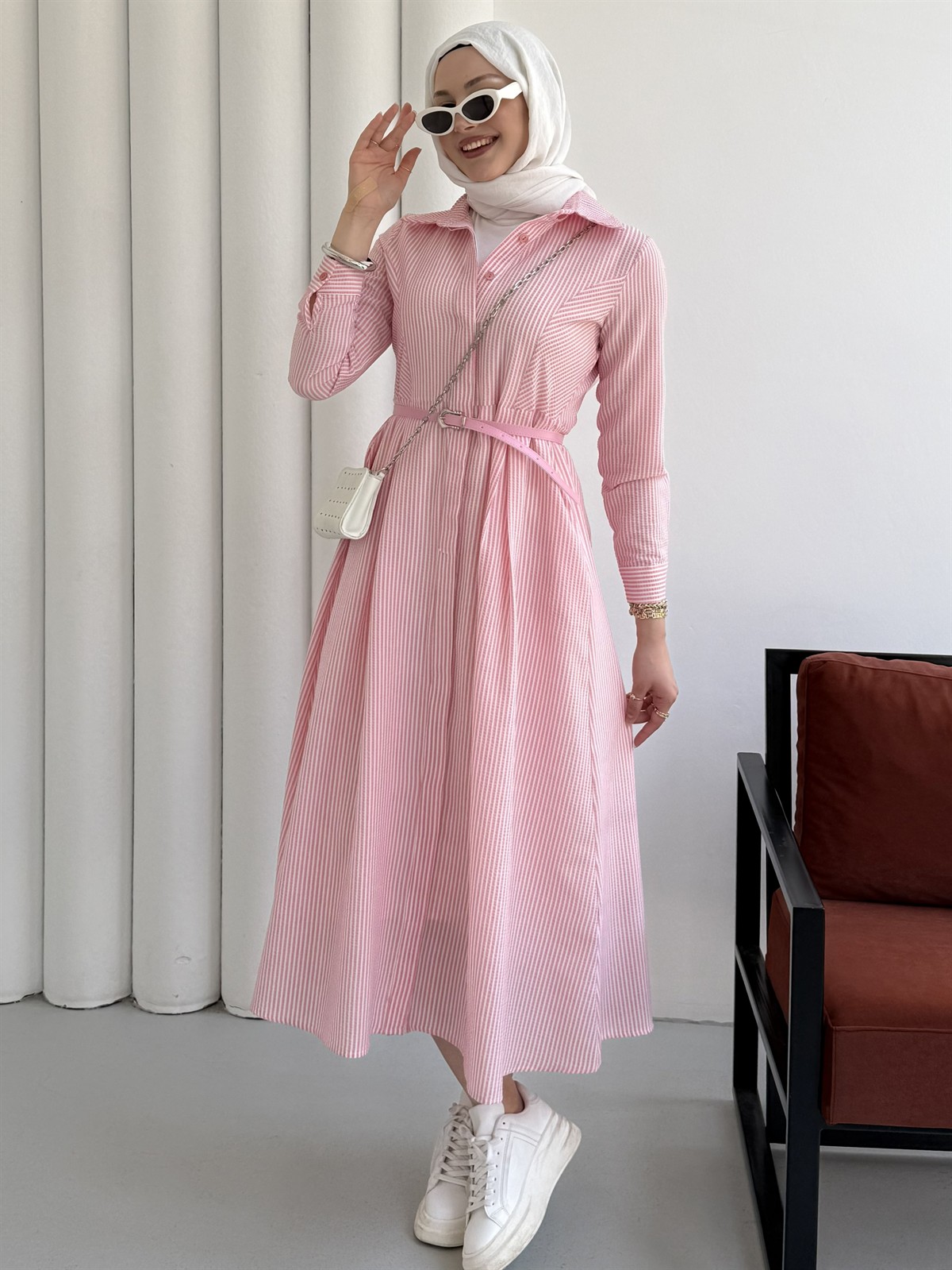 Gizli Düğme Detaylı Kemerli Çizgili Tesettür Elbise-PEMBE