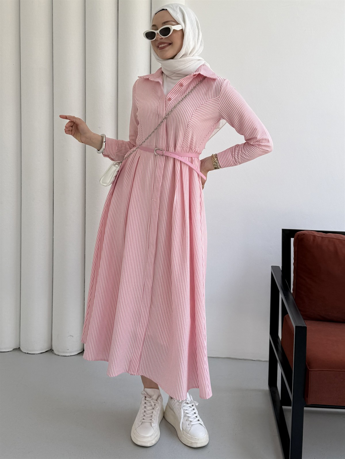 Gizli Düğme Detaylı Kemerli Çizgili Tesettür Elbise-PEMBE