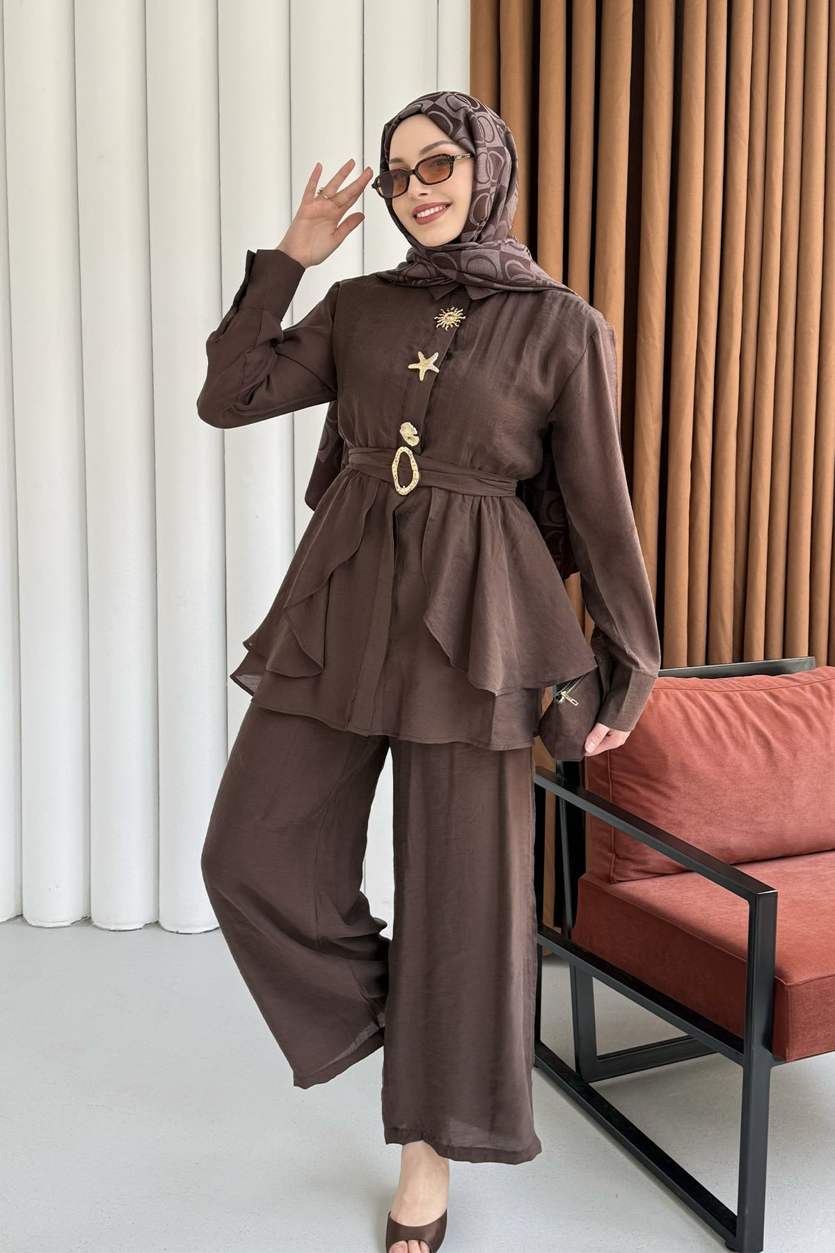 Gold Aksesuarlı Pantolonlu Tesettür Takım-KAHVERENGİ