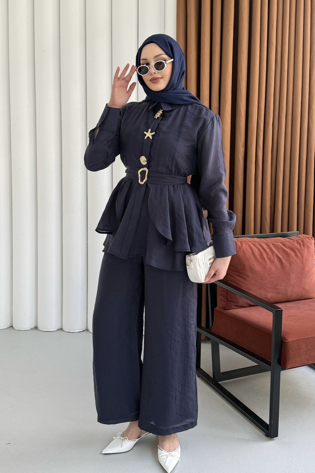 Gold Aksesuarlı Pantolonlu Tesettür Takım-LACİVERT