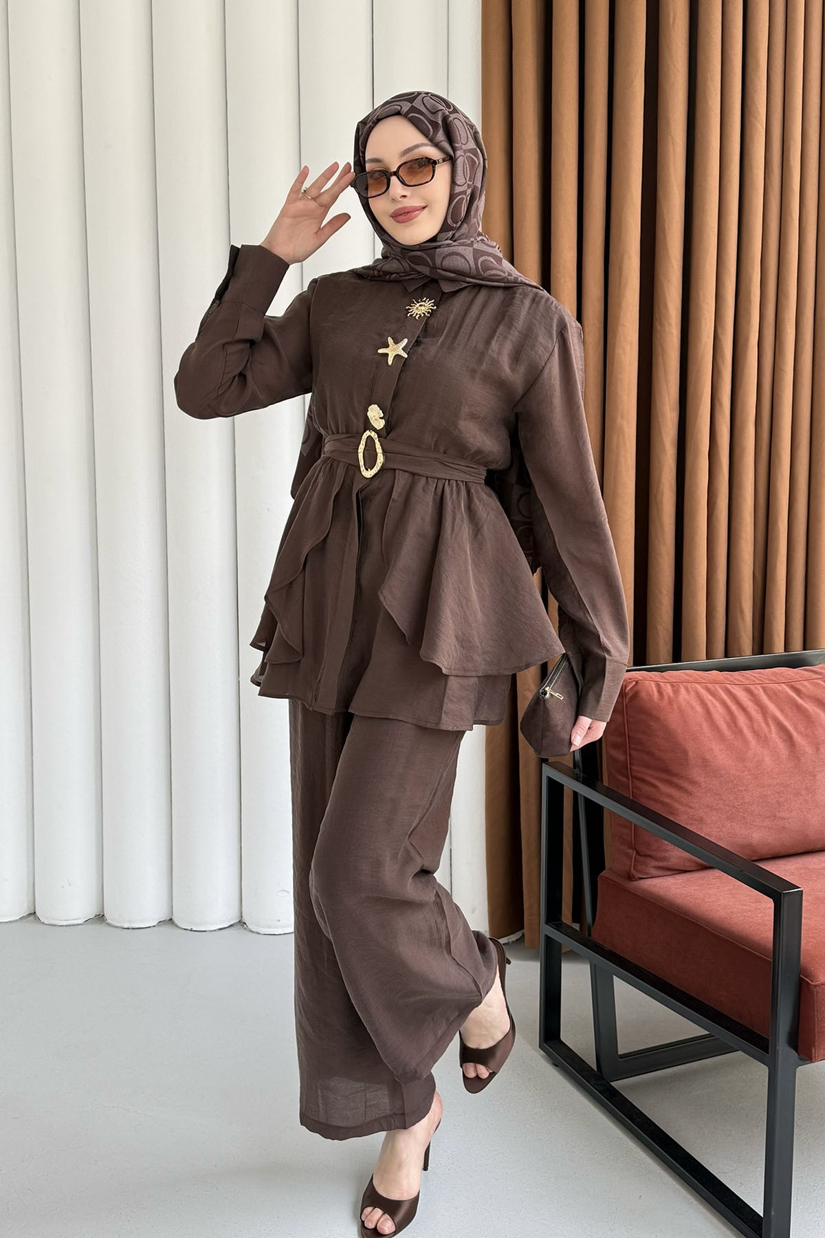 Gold Aksesuarlı Pantolonlu Tesettür Takım-KAHVERENGİ