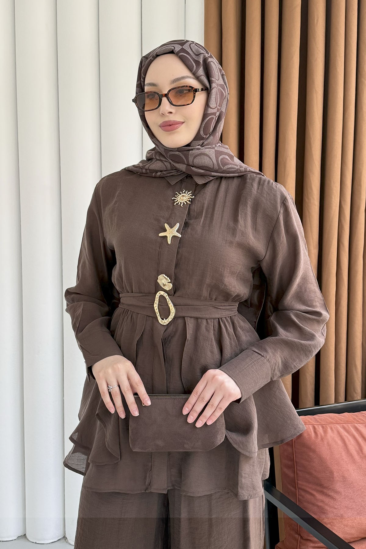 Gold Aksesuarlı Pantolonlu Tesettür Takım-KAHVERENGİ