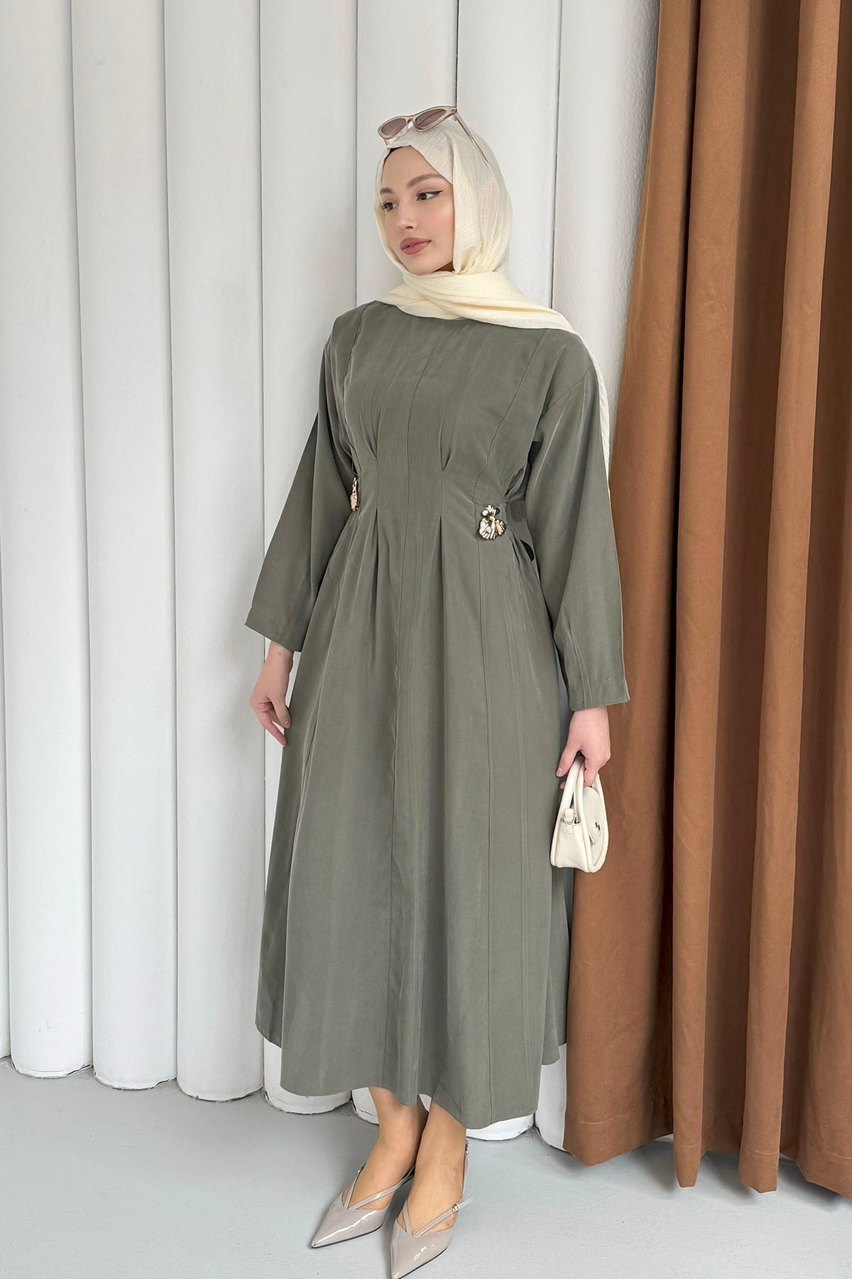 Gold Broş Bel Detaylı Tesettür Elbise-YEŞİL