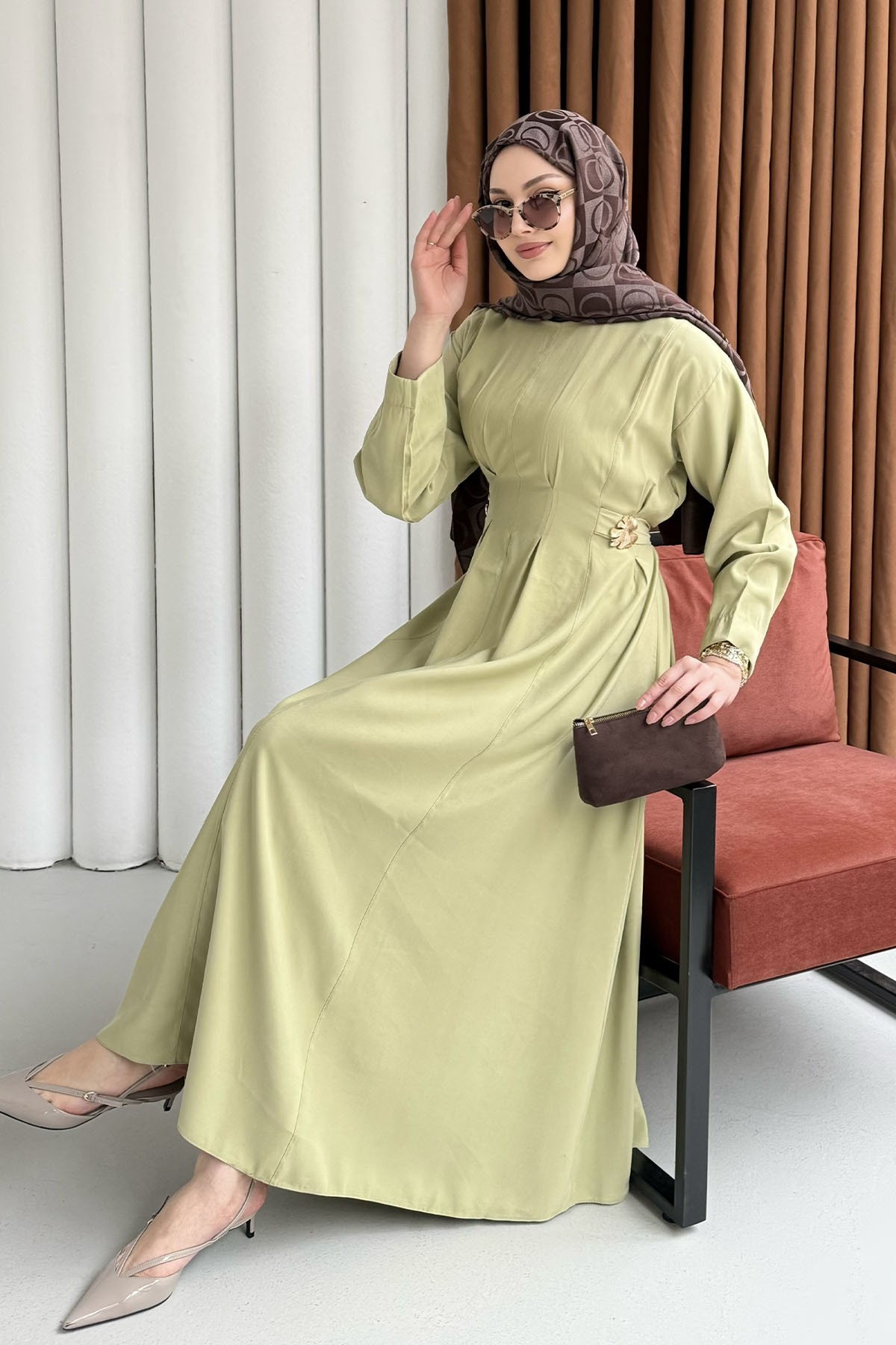 Gold Broş Bel Detaylı Tesettür Elbise-ÇAĞLA YEŞİLİ