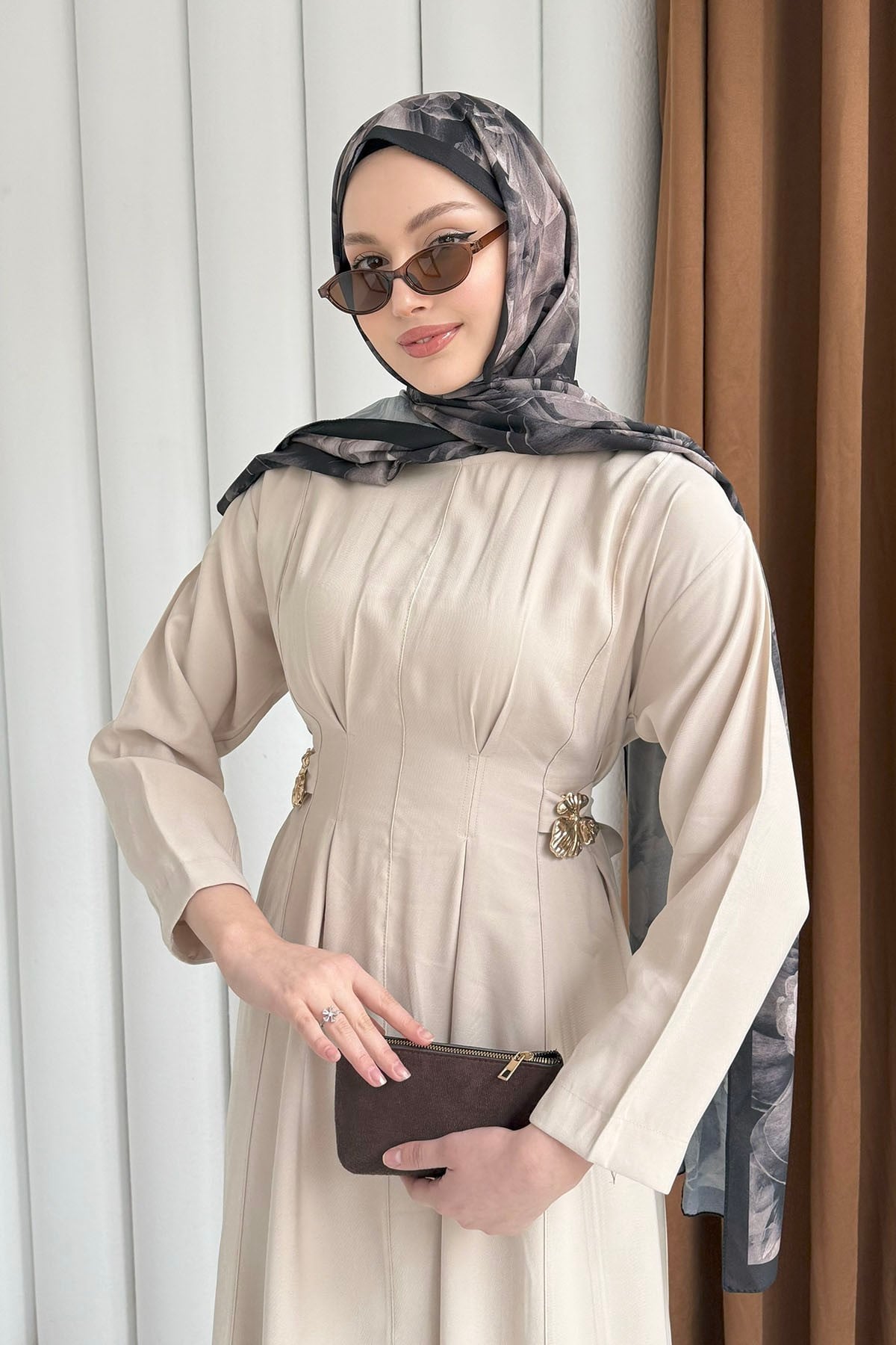 Gold Broş Bel Detaylı Tesettür Elbise-BEJ