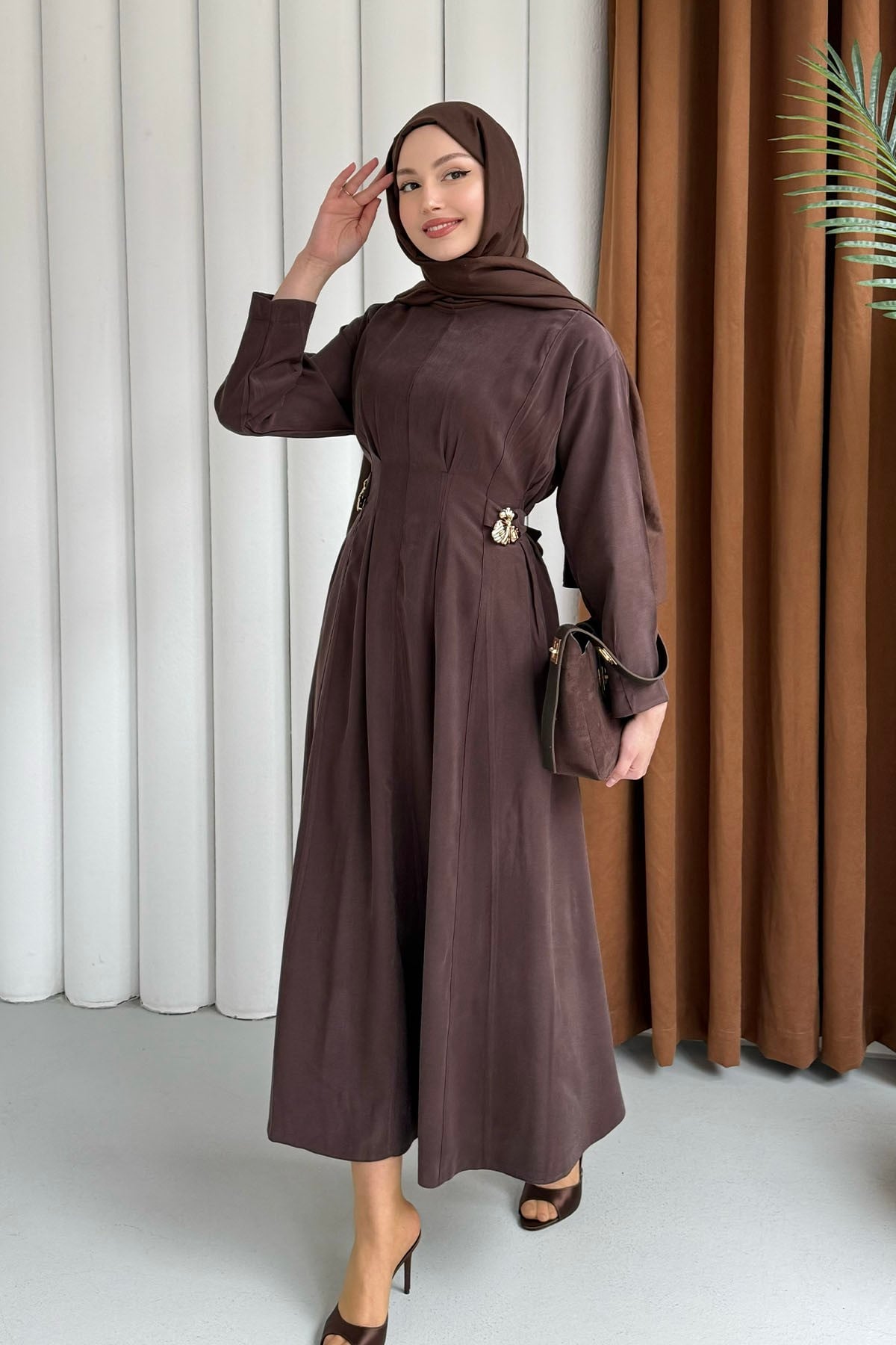 Gold Broş Bel Detaylı Tesettür Elbise-KAHVERENGİ