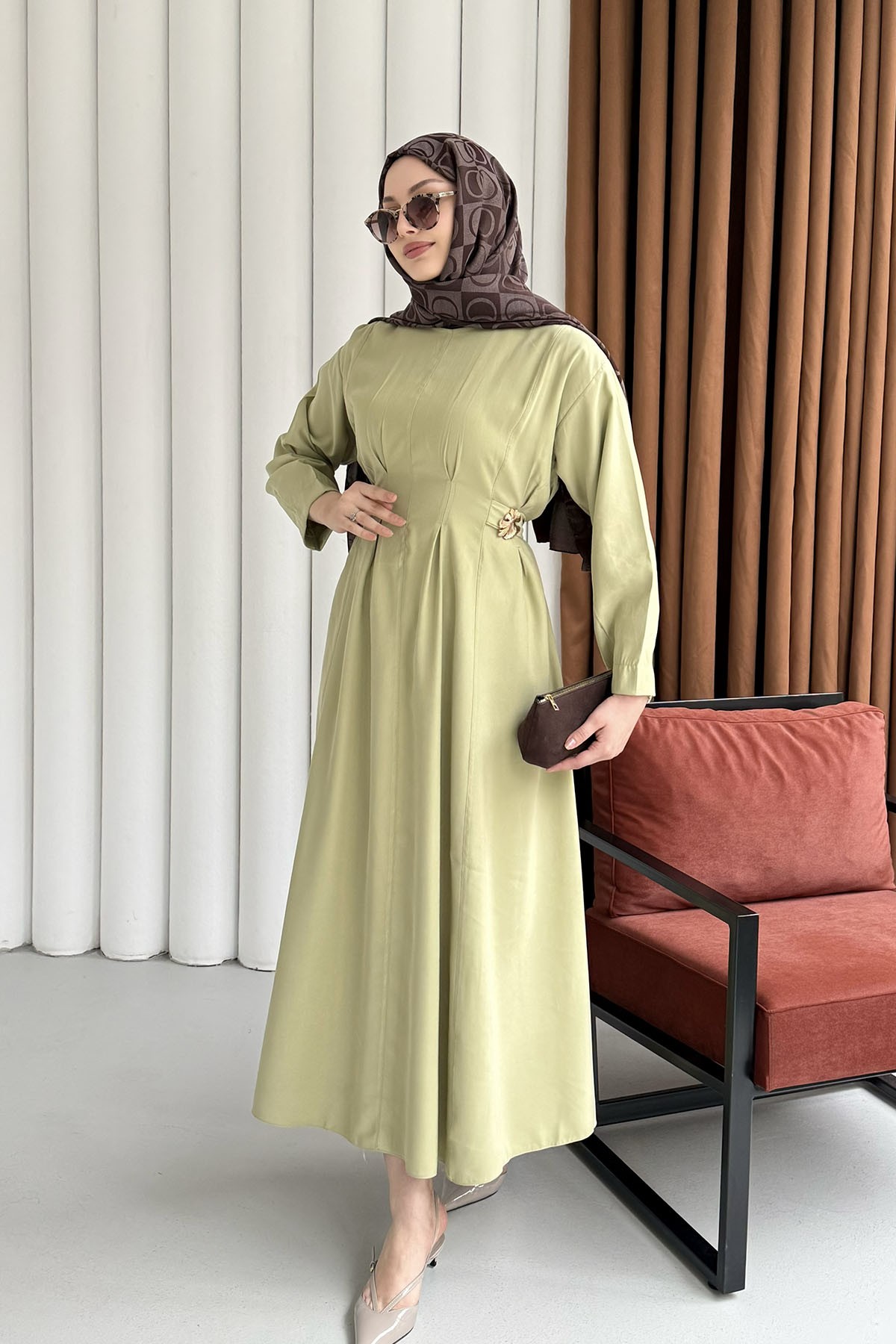 Gold Broş Bel Detaylı Tesettür Elbise-ÇAĞLA YEŞİLİ