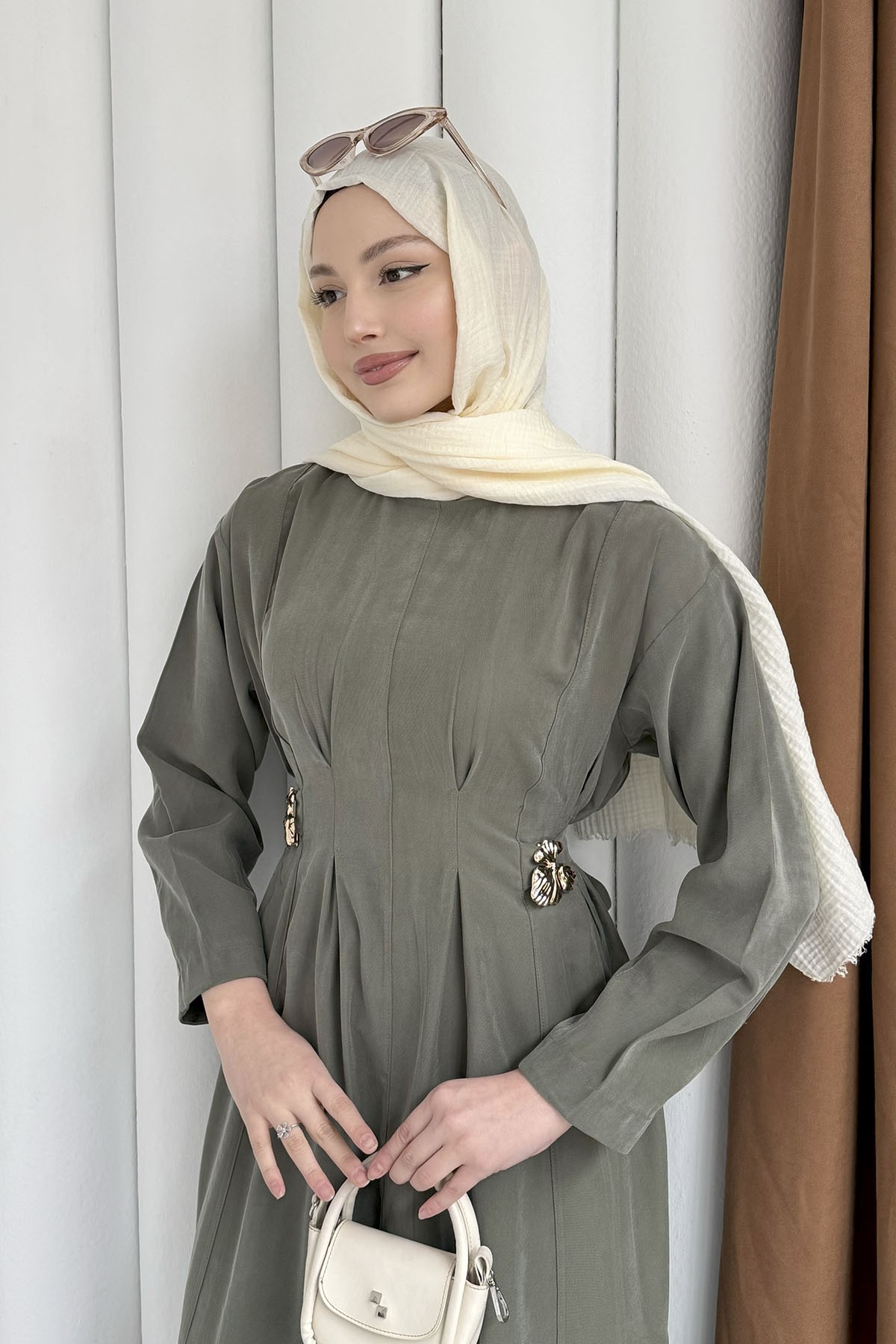 Gold Broş Bel Detaylı Tesettür Elbise-YEŞİL