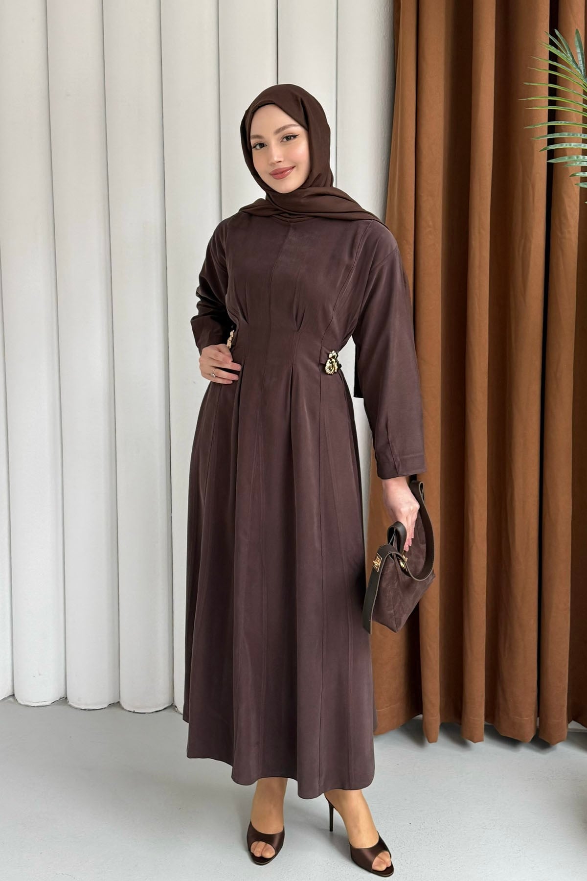 Gold Broş Bel Detaylı Tesettür Elbise-KAHVERENGİ