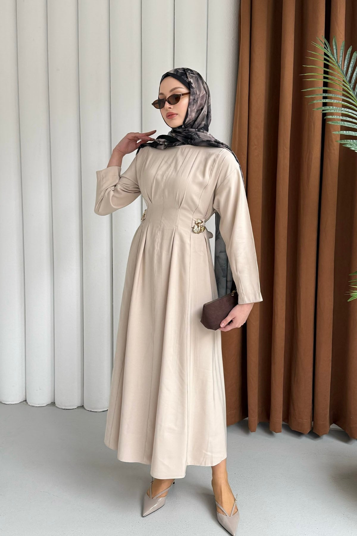 Gold Broş Bel Detaylı Tesettür Elbise-BEJ