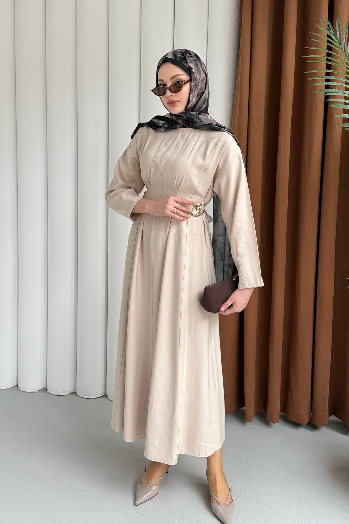 Gold Broş Bel Detaylı Tesettür Elbise-BEJ