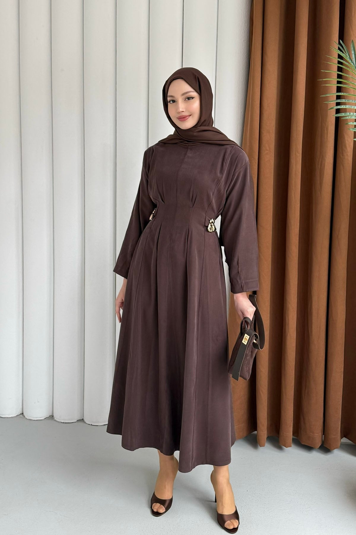 Gold Broş Bel Detaylı Tesettür Elbise-KAHVERENGİ