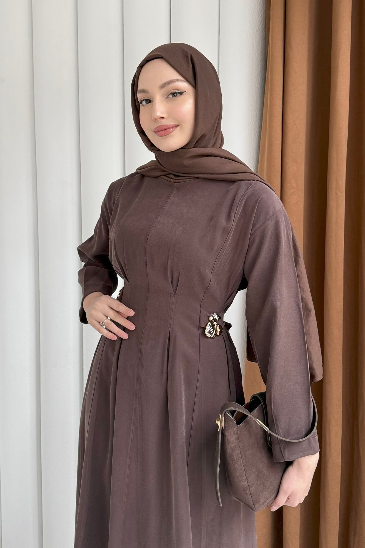 Gold Broş Bel Detaylı Tesettür Elbise-KAHVERENGİ