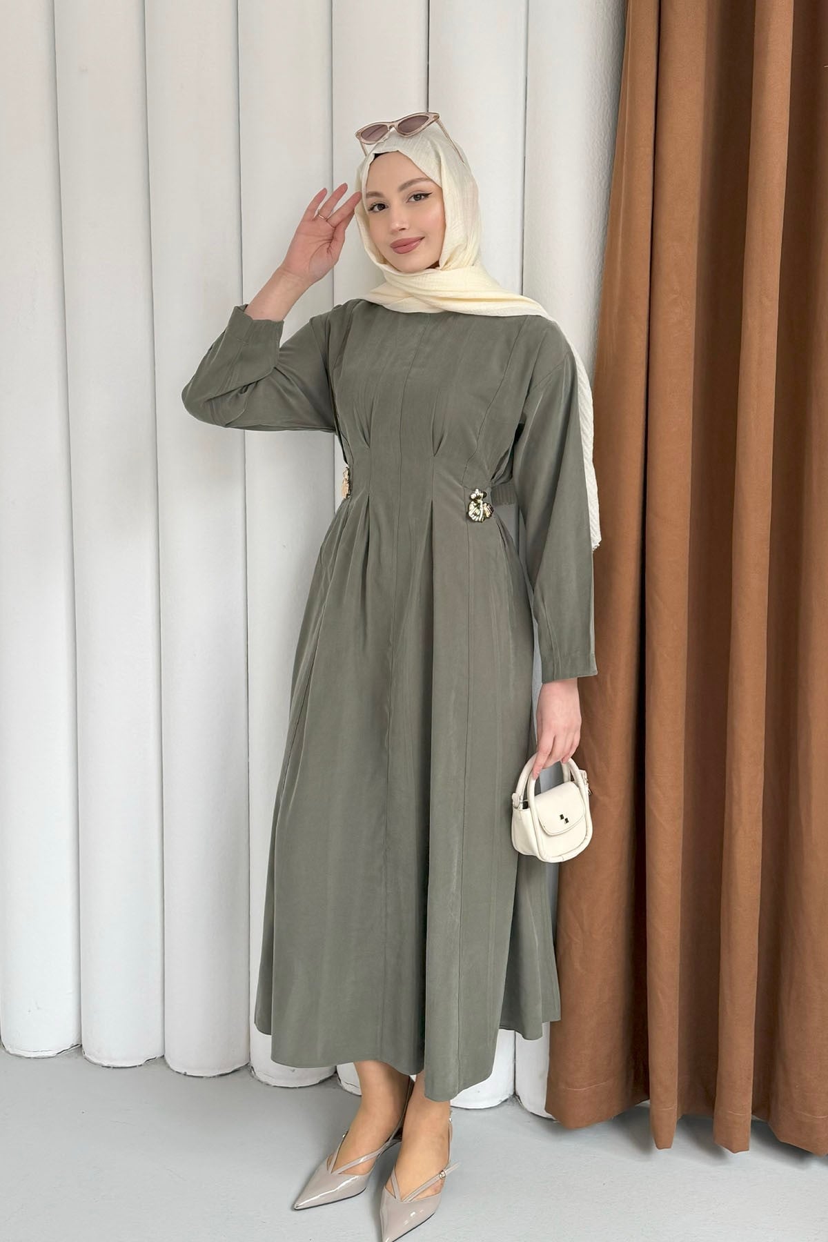 Gold Broş Bel Detaylı Tesettür Elbise-YEŞİL