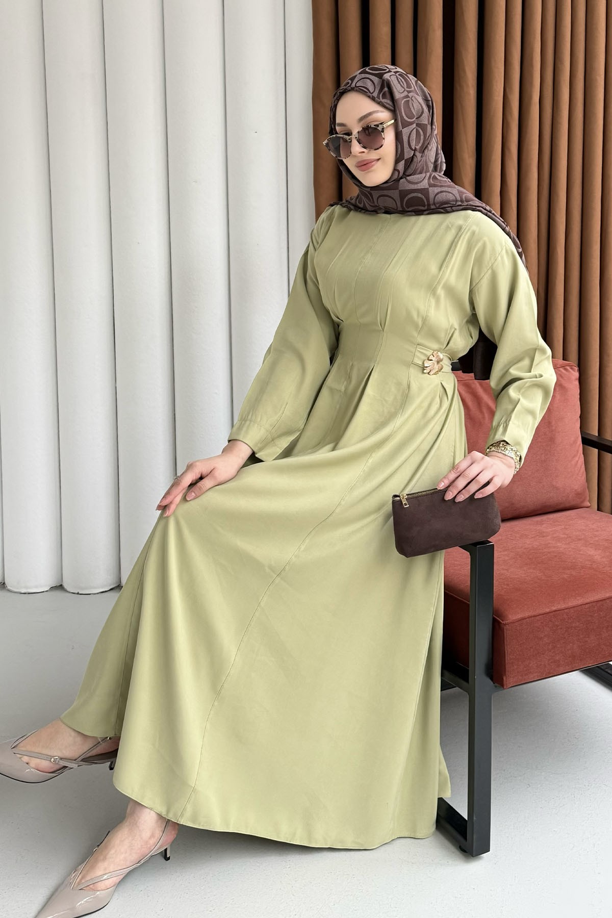 Gold Broş Bel Detaylı Tesettür Elbise-ÇAĞLA YEŞİLİ