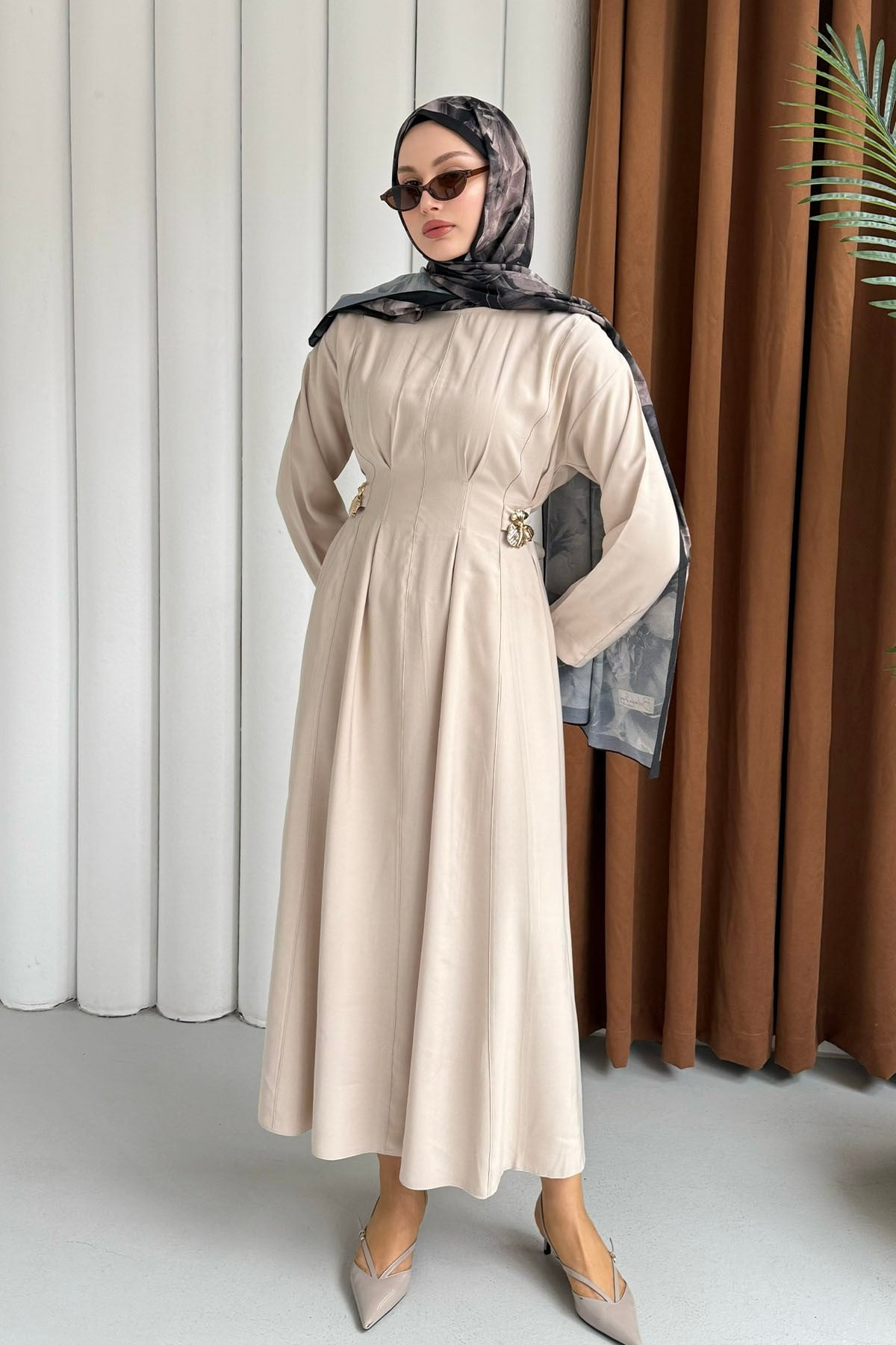 Gold Broş Bel Detaylı Tesettür Elbise-BEJ
