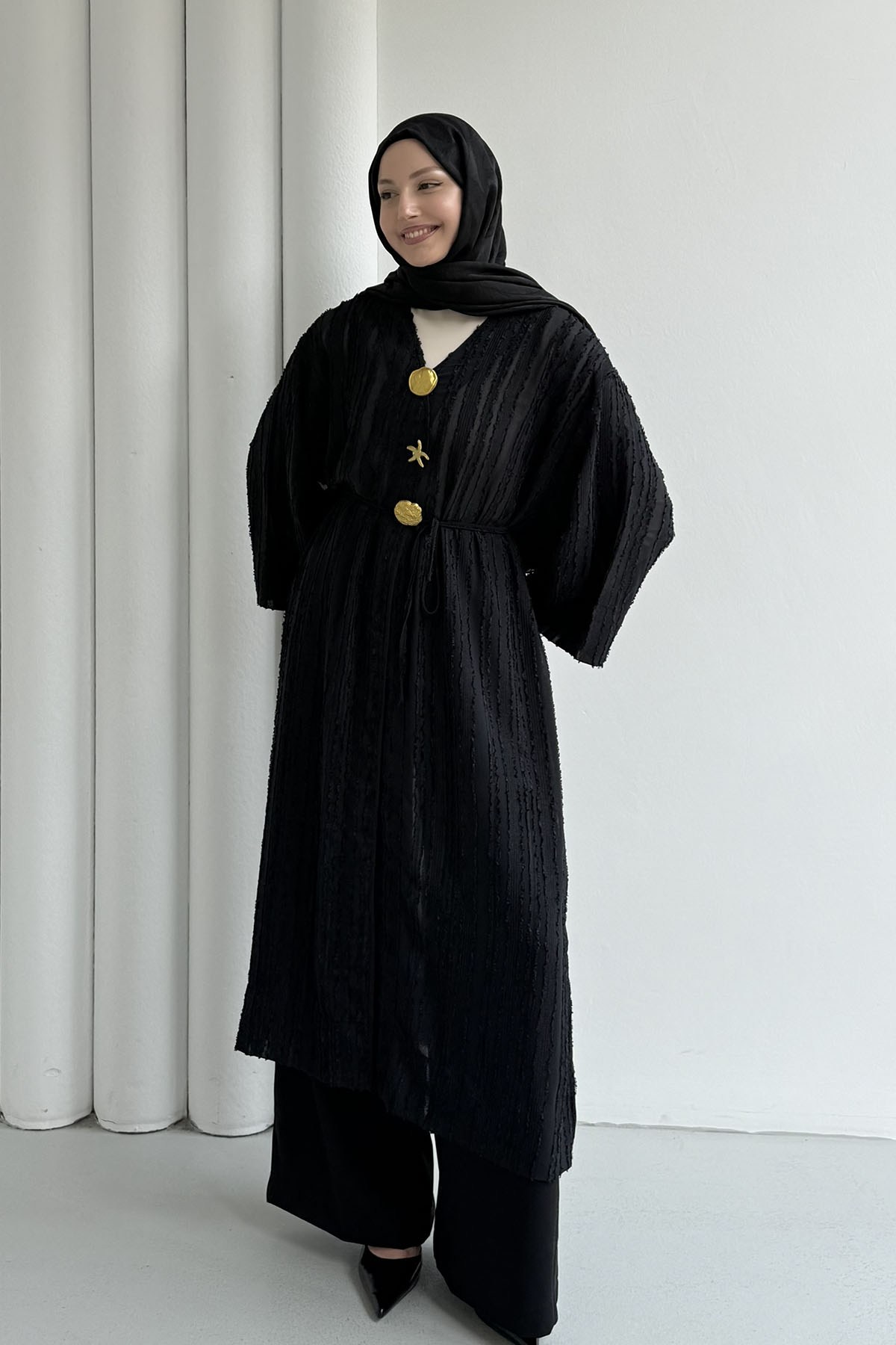 Gold Düğmeli Kumaş Kendinden Desenli Kimono-SİYAH
