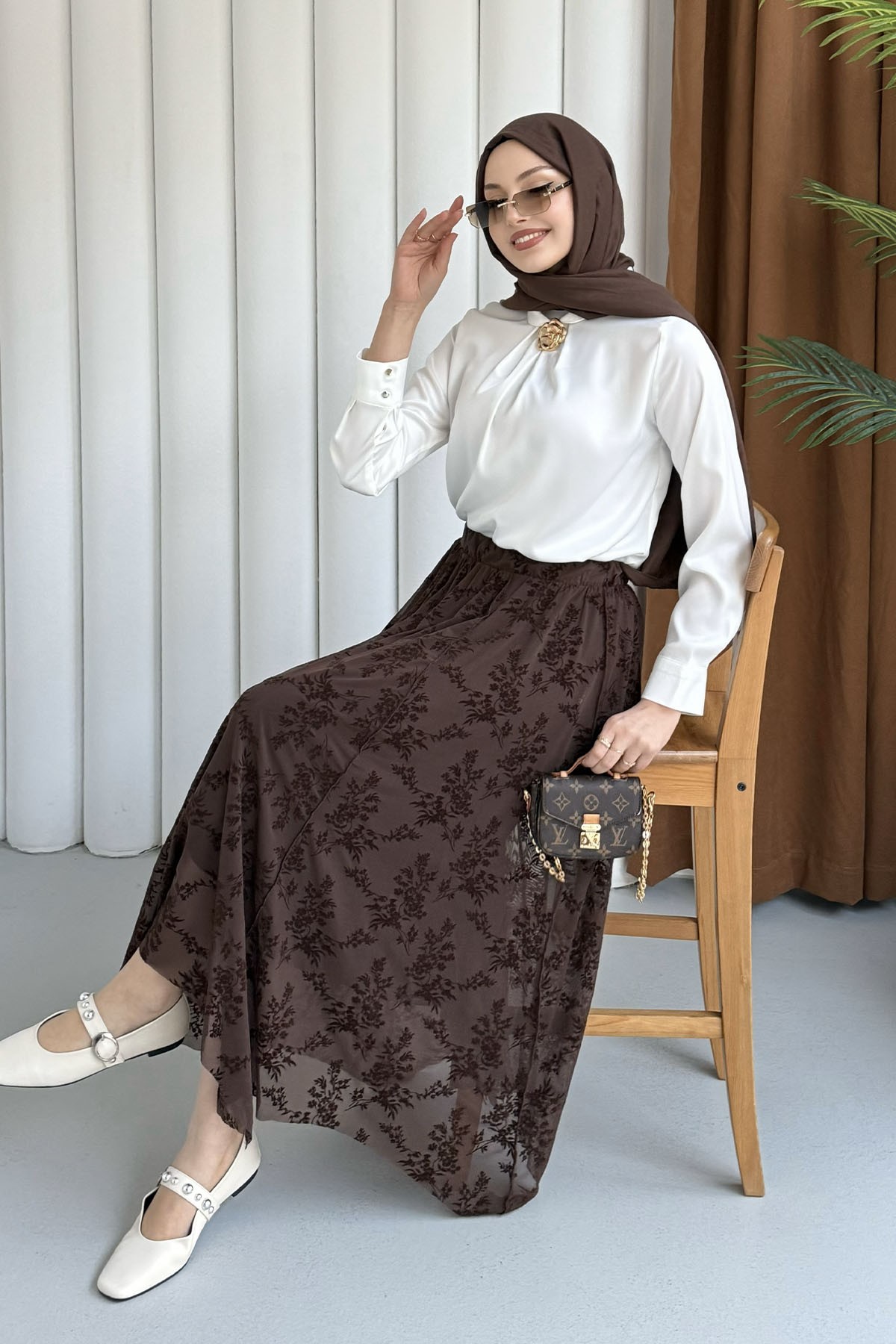 Hakim Yaka Broş Detaylı Saten Bluz-BEYAZ