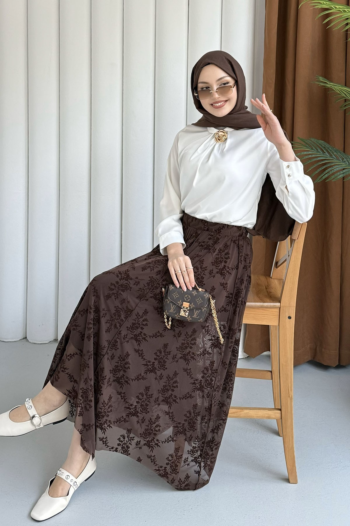 Hakim Yaka Broş Detaylı Saten Bluz-BEYAZ